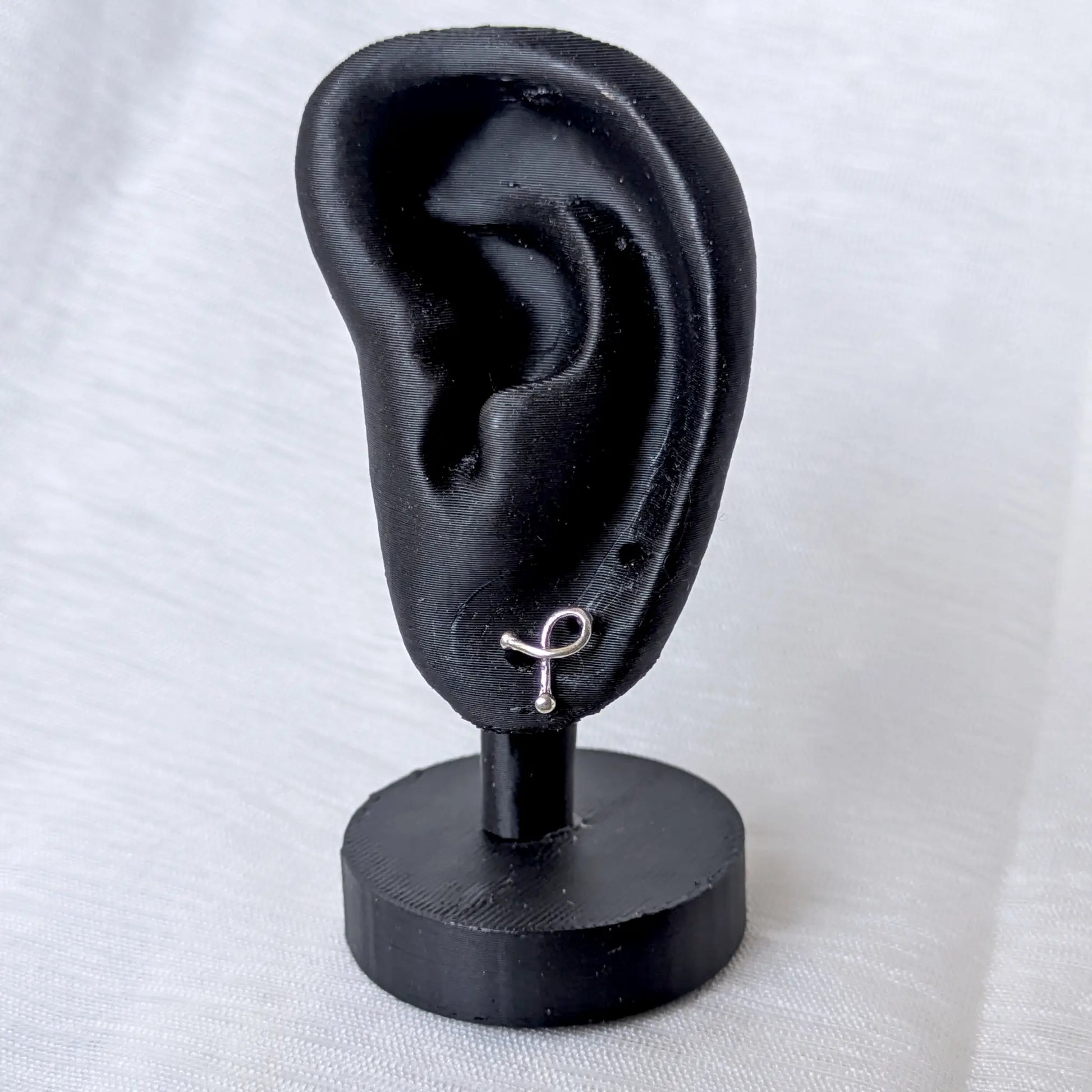 Ribbon Ohrstecker aus 925 Silber am schwarzen Ohr-Display zur Grössendarstellung