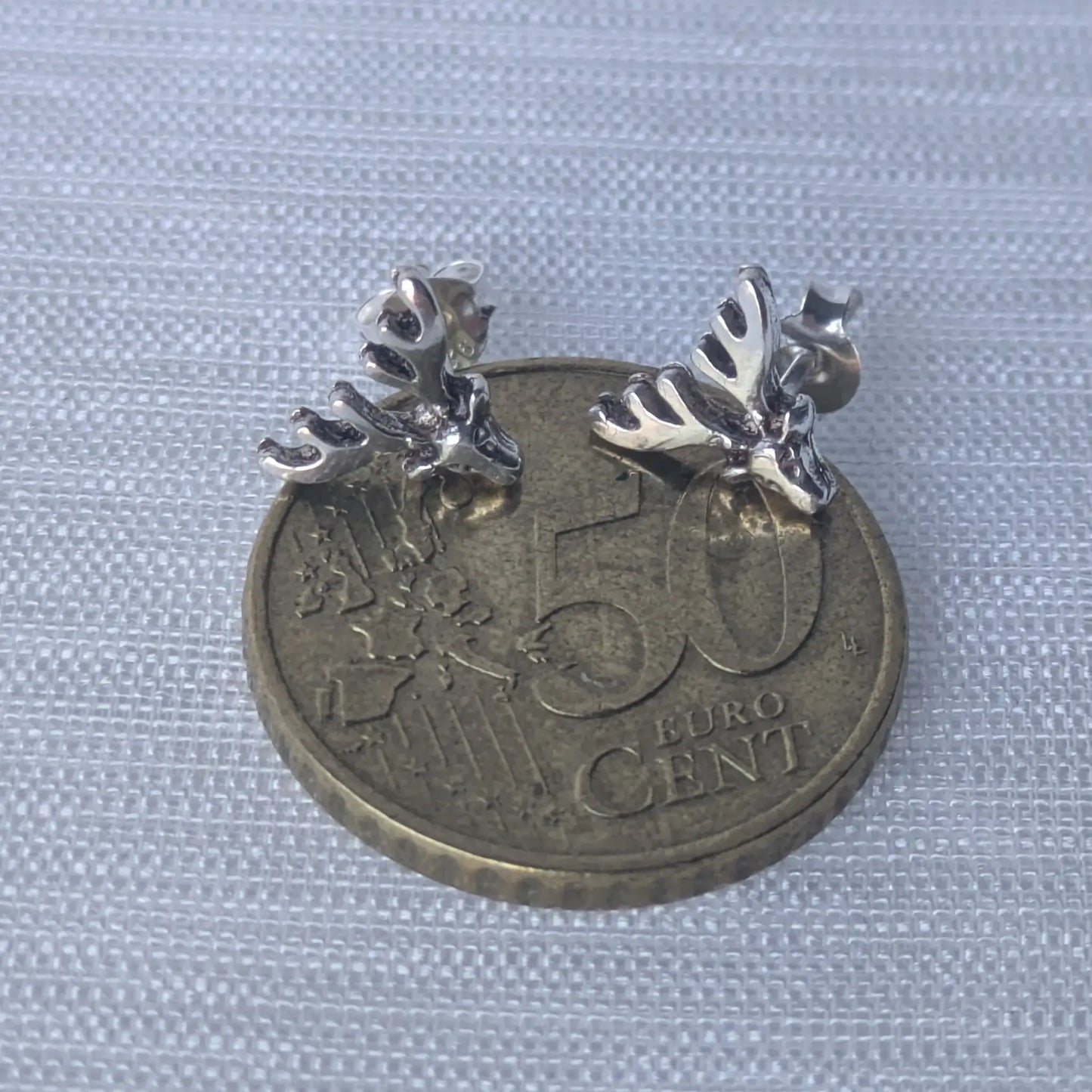 Größenvergleich: Elegante 925 Sterling Silber Geweih-Ohrstecker. Hochwertiger Naturschmuck auf 50-Cent Münze