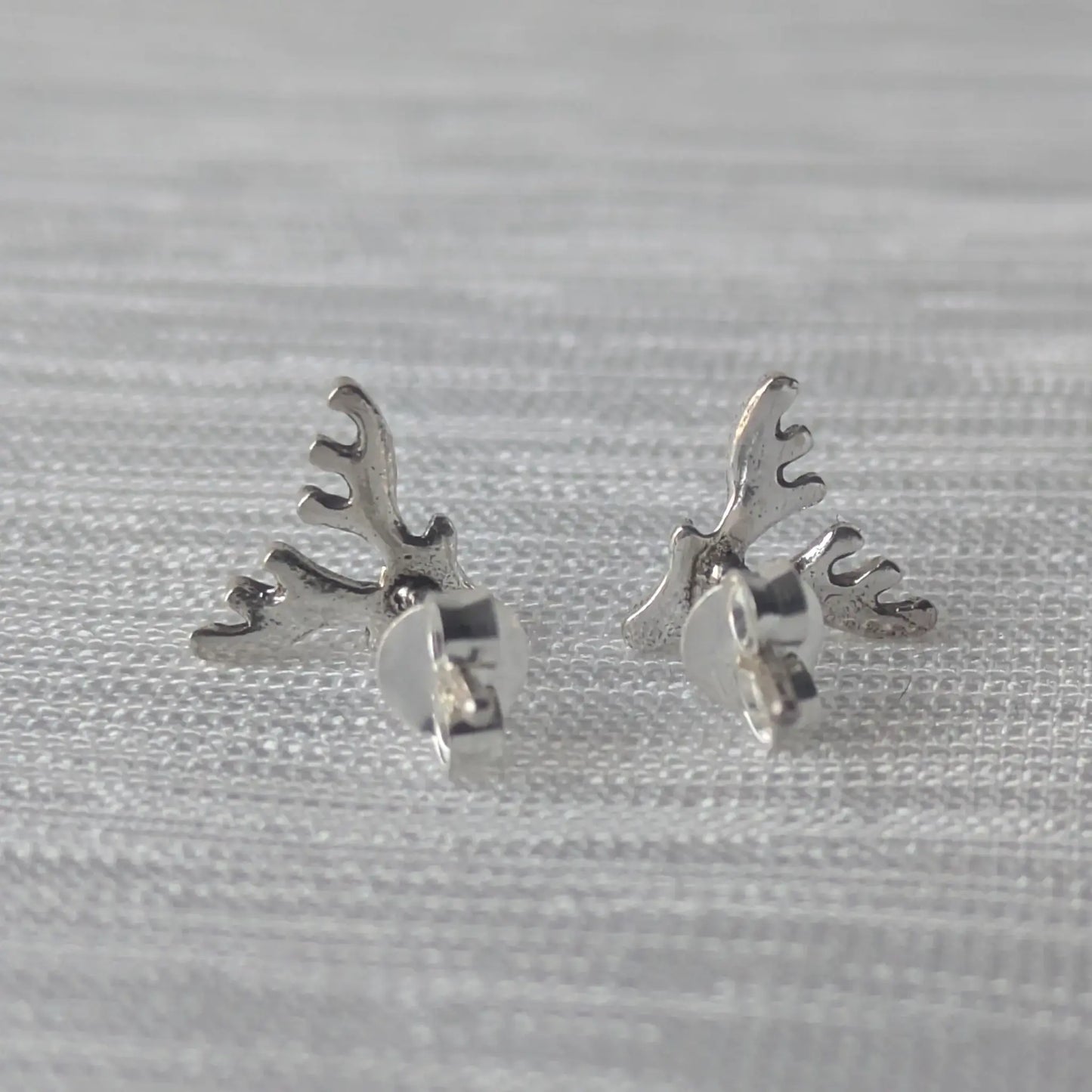Rückansicht von zwei kleinen Geweih-Ohrringen aus echtem Silber im skandinavischen Stil, ideal für Damen und Herren.