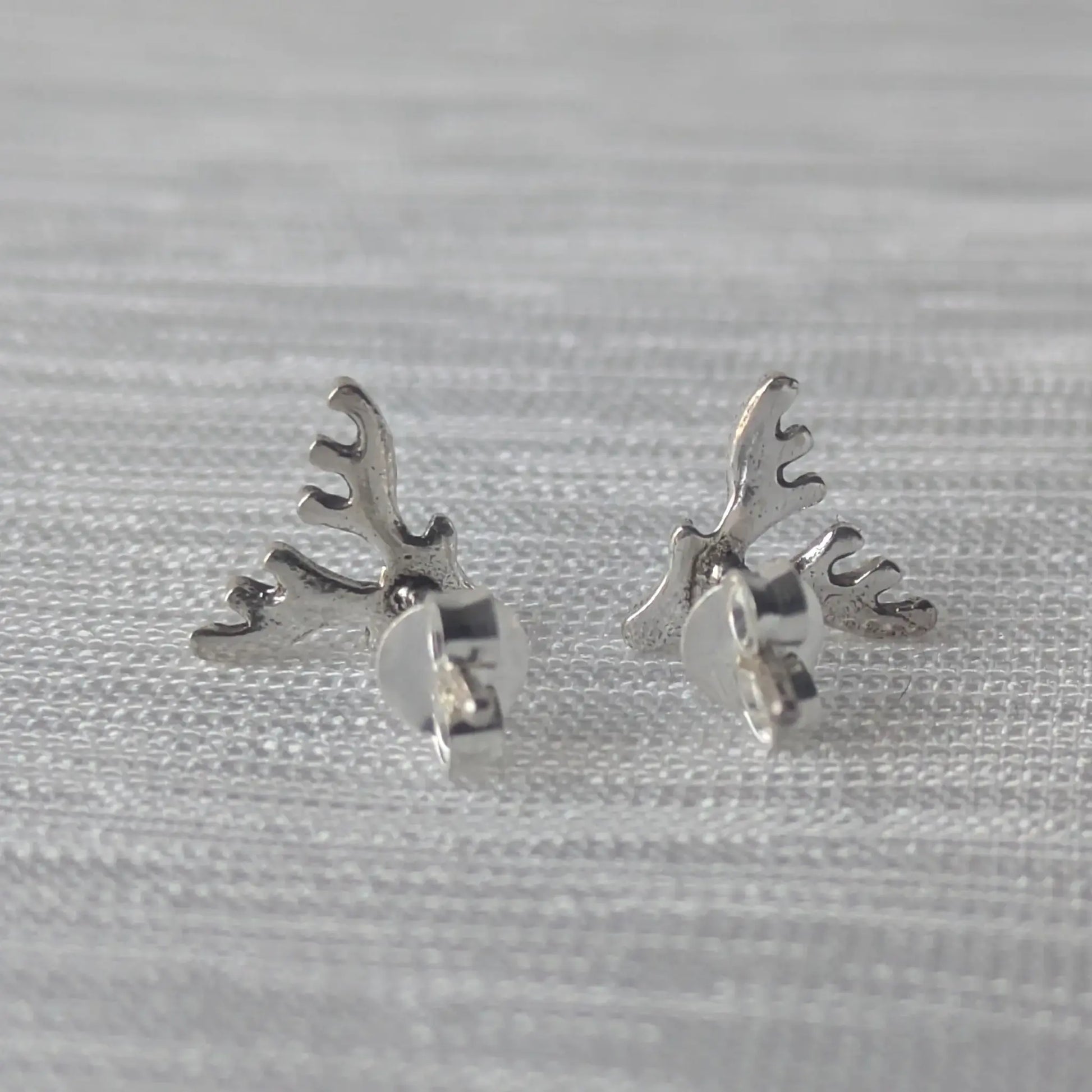 Rückansicht von zwei kleinen Geweih-Ohrringen aus echtem Silber im skandinavischen Stil, ideal für Damen und Herren.