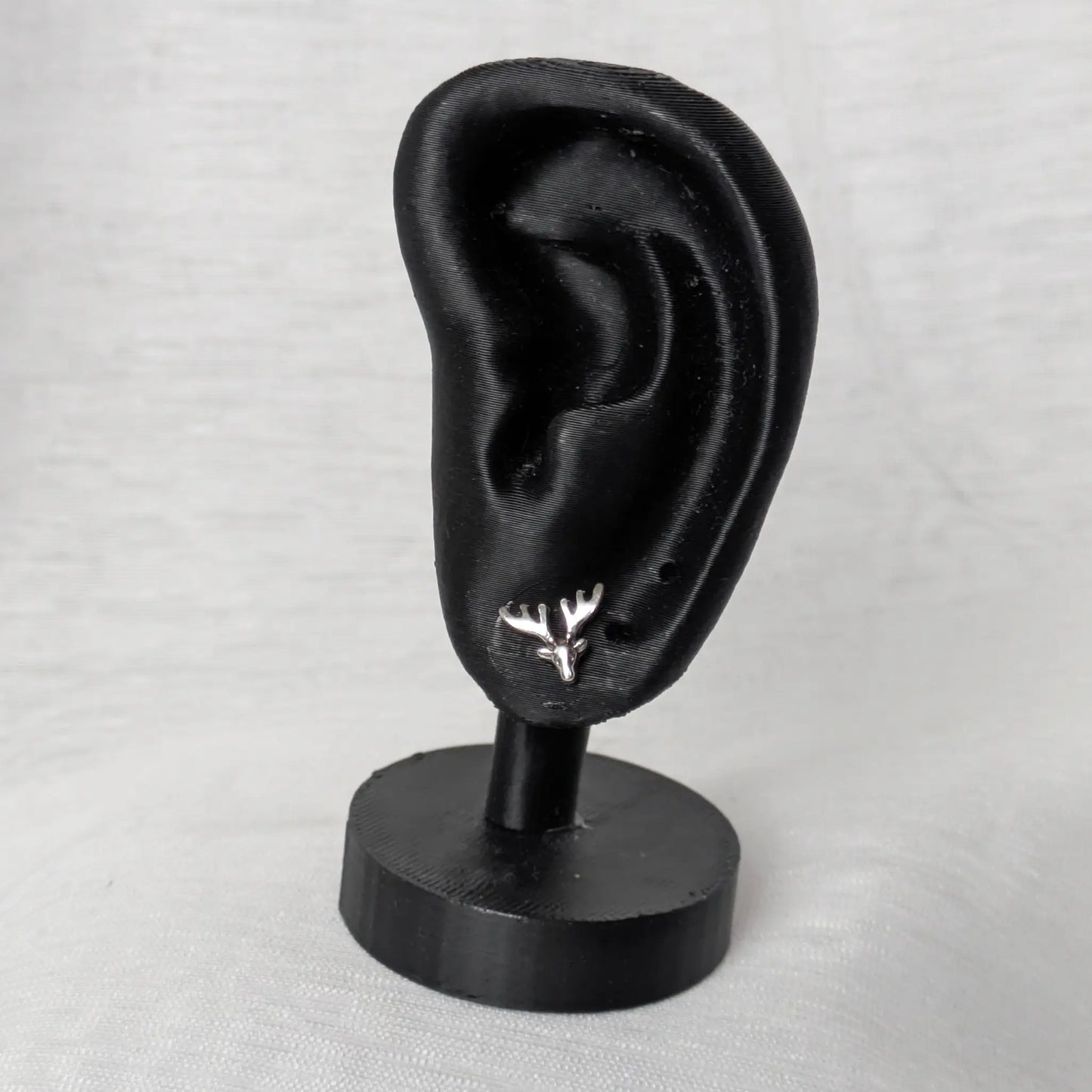Silberne Ohrstecker mit Elch- geweih-Motiv am Ohr-Display.