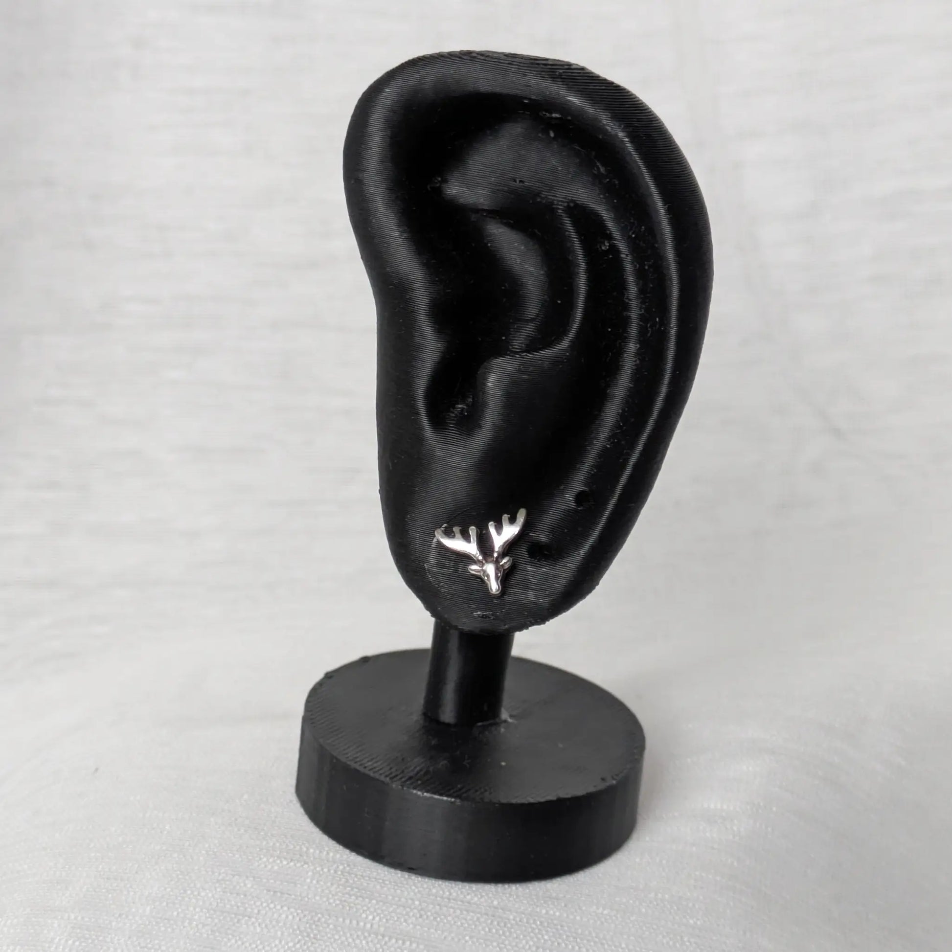 Silberne Ohrstecker mit Elch- geweih-Motiv am Ohr-Display.