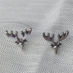 Lade das Bild in den Galerie-Viewer, Silberne Ohrstecker mit Elch- geweih-Motiv, perfekt für Natur- und Outdoor-Liebhaber.
