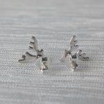 Lade das Bild in den Galerie-Viewer, Nahaufnahme von zwei kleinen Geweih-Ohrringen aus echtem Silber im skandinavischen Stil, ideal für Damen und Herren.
