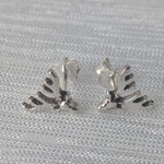 Lade das Bild in den Galerie-Viewer, Zwei detaillierte Elch-Geweih-Ohrstecker aus glänzendem 925 Sterling Silber, liegend auf einem hellen, strukturierten Stoff.
