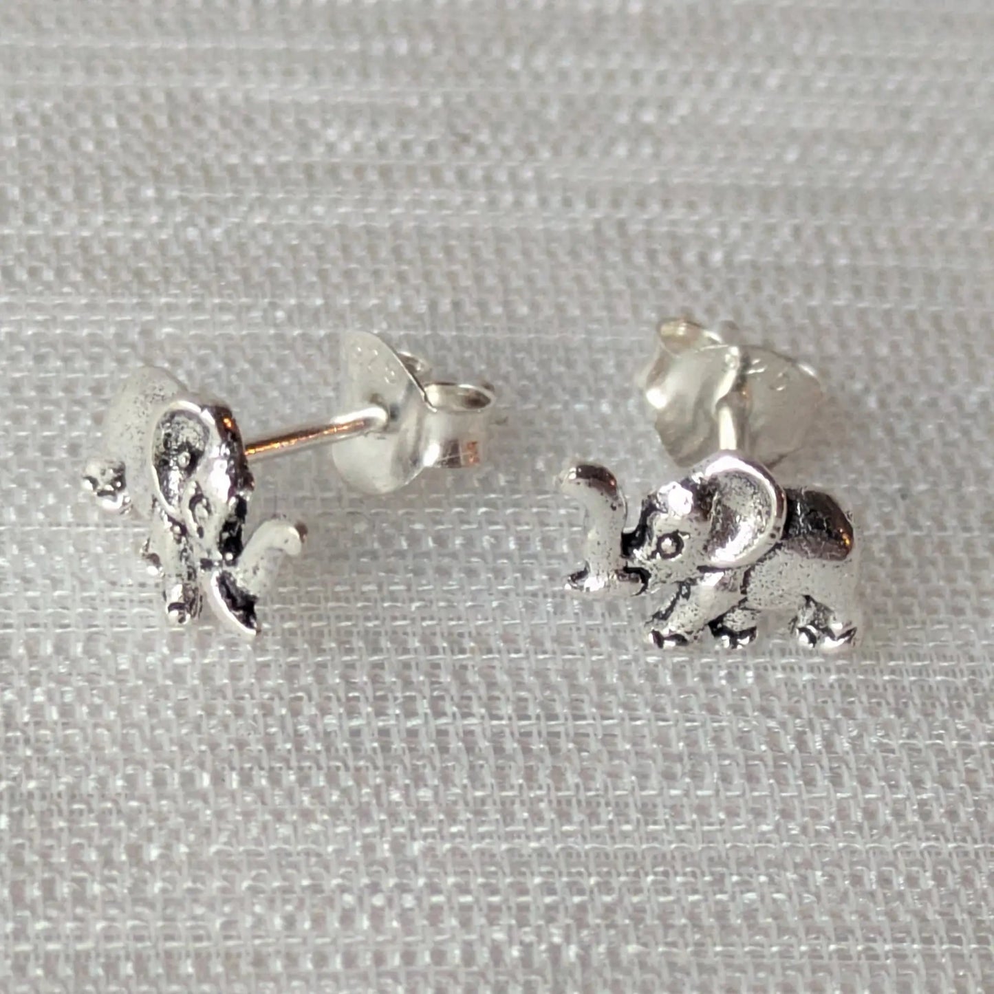 Silberne Elefanten-Ohrstecker mit erhobenem Rüssel, die Glück und Stärke symbolisieren. Perfekt für Damen und Mädchen.