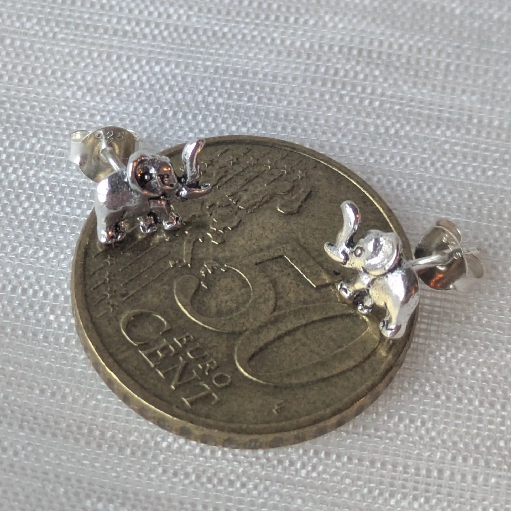 Produktfoto: Elegante 925 Sterling Silber Elefanten-Ohrstecker auf 50-Cent Münze. Hochwertiger Tiermotiv-Schmuck