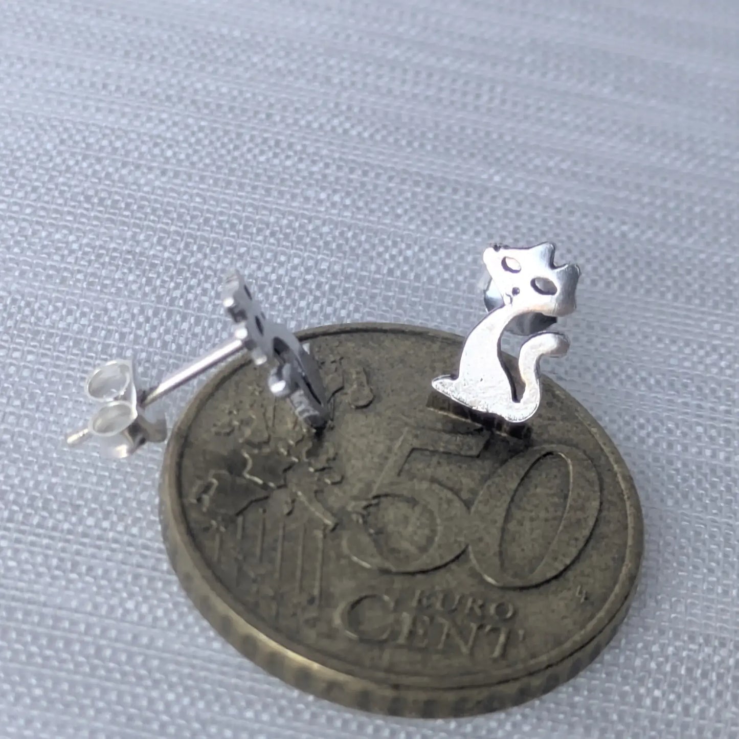 Katzenmotiv Ohrstecker aus Sterling Silber, präsentiert auf 50-Cent Münze