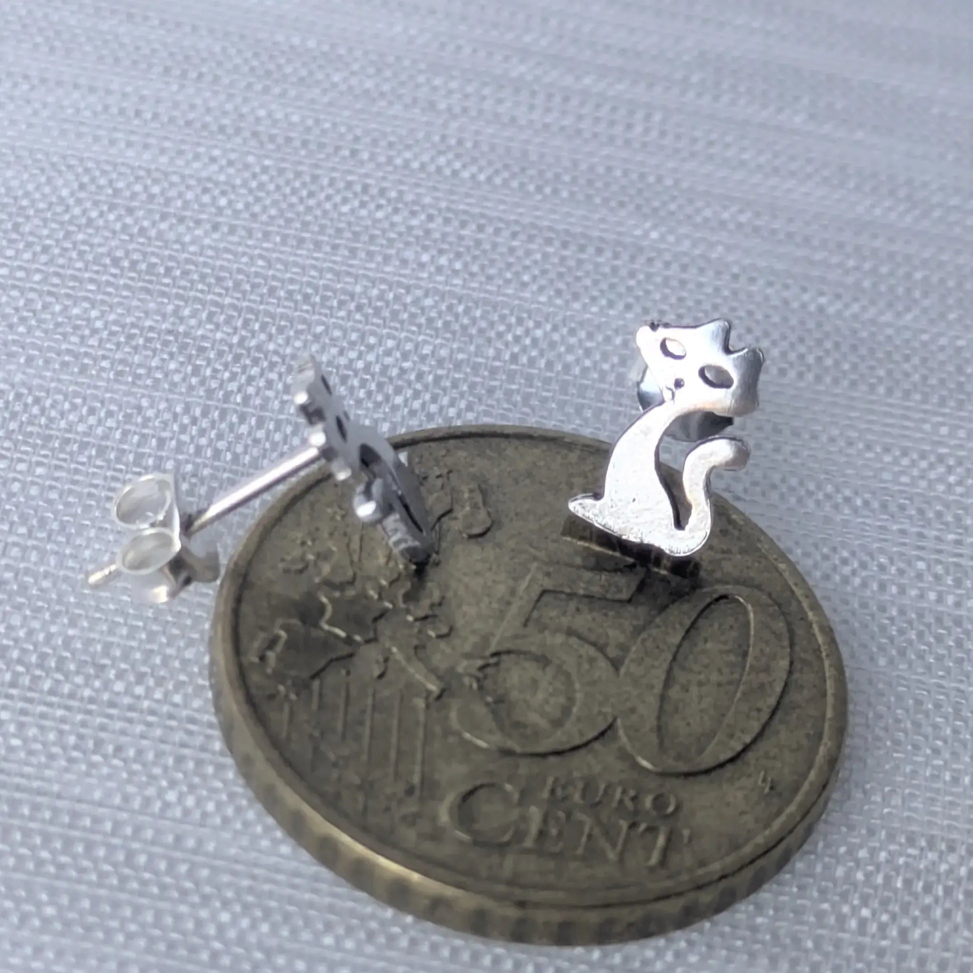 Katzenmotiv Ohrstecker aus Sterling Silber, präsentiert auf 50-Cent Münze