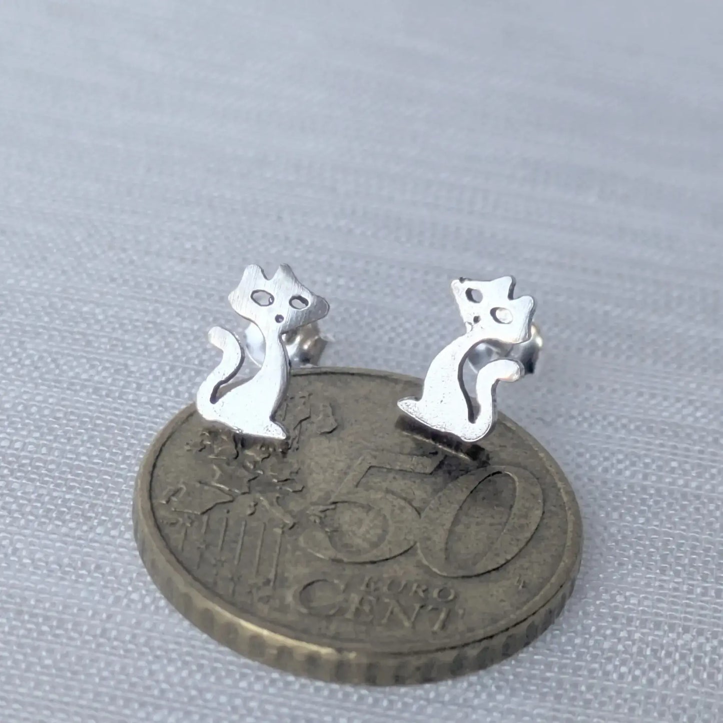 Größenvergleich: Zarte silberne Katzen Ohrstecker auf 5-Cent-Münze.