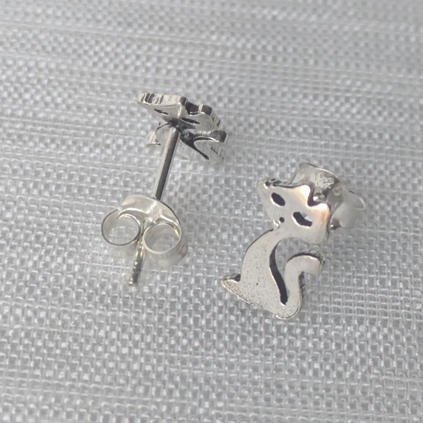 Minimalistische Katzen-Ohrringe aus Silber in sitzender Silhouette