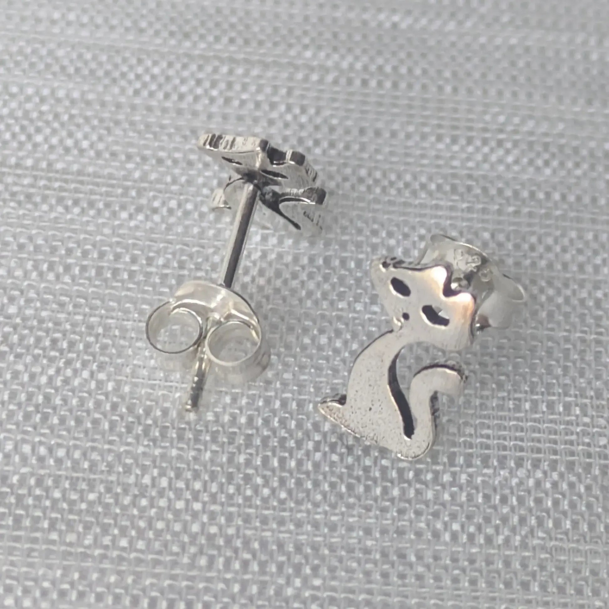 Minimalistische Katzen-Ohrringe aus Silber in sitzender Silhouette
