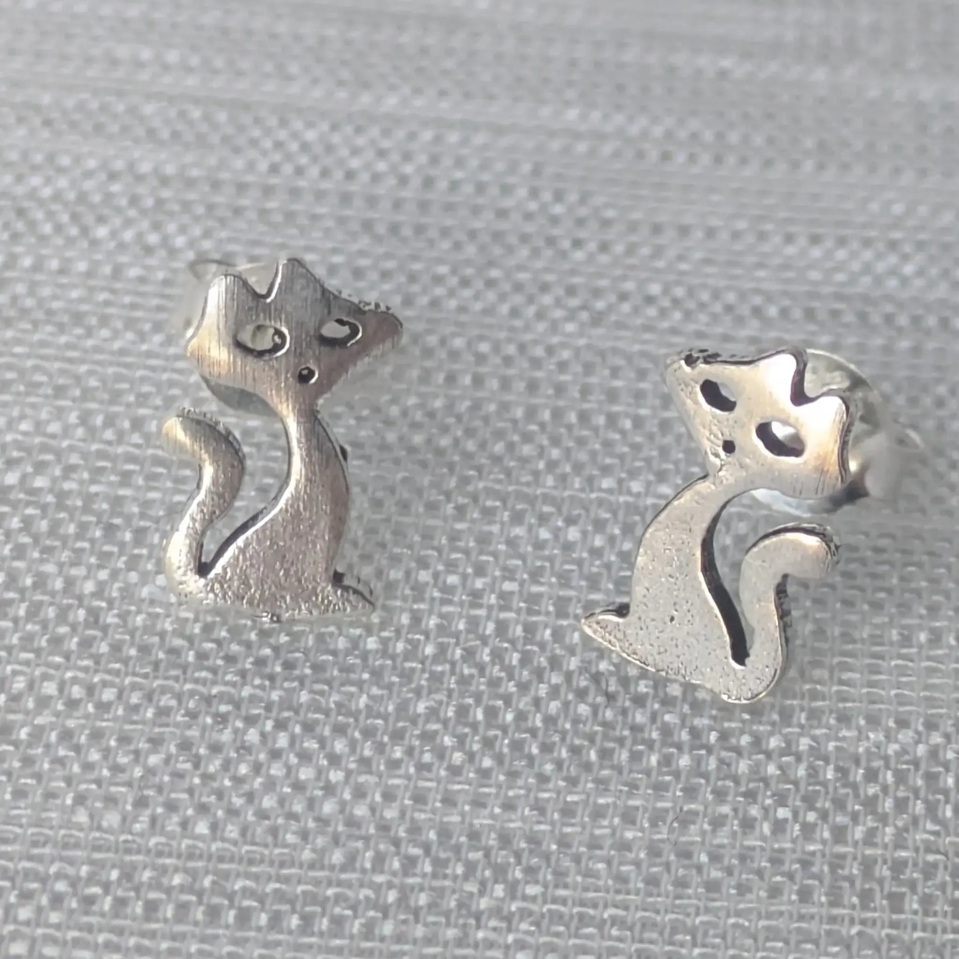 Paar stilisierte Katzen Ohrstecker aus Silber für Damen Frontansicht