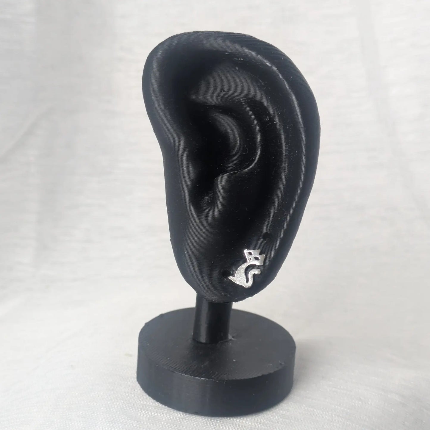 Katzen Ohrstecker aus 925 Silber am Ohr-Display.