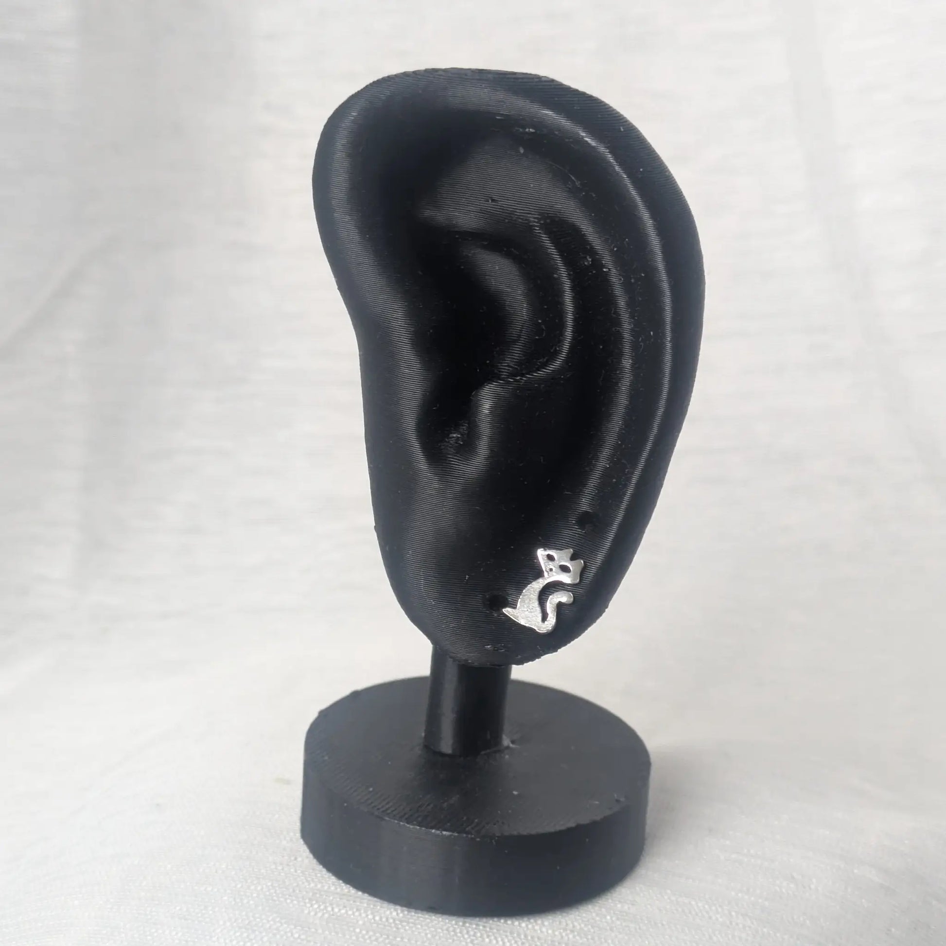 Katzen Ohrstecker aus 925 Silber am Ohr-Display.