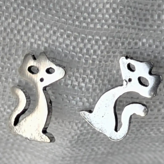 Silberne Katzen Ohrstecker aus 925 Sterling Silber auf hellgrauem Stoffhintergrund