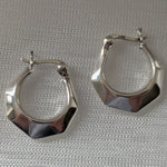 Lade das Bild in den Galerie-Viewer, Silberne geometrische Creolen mit facettierter Oberfläche 
