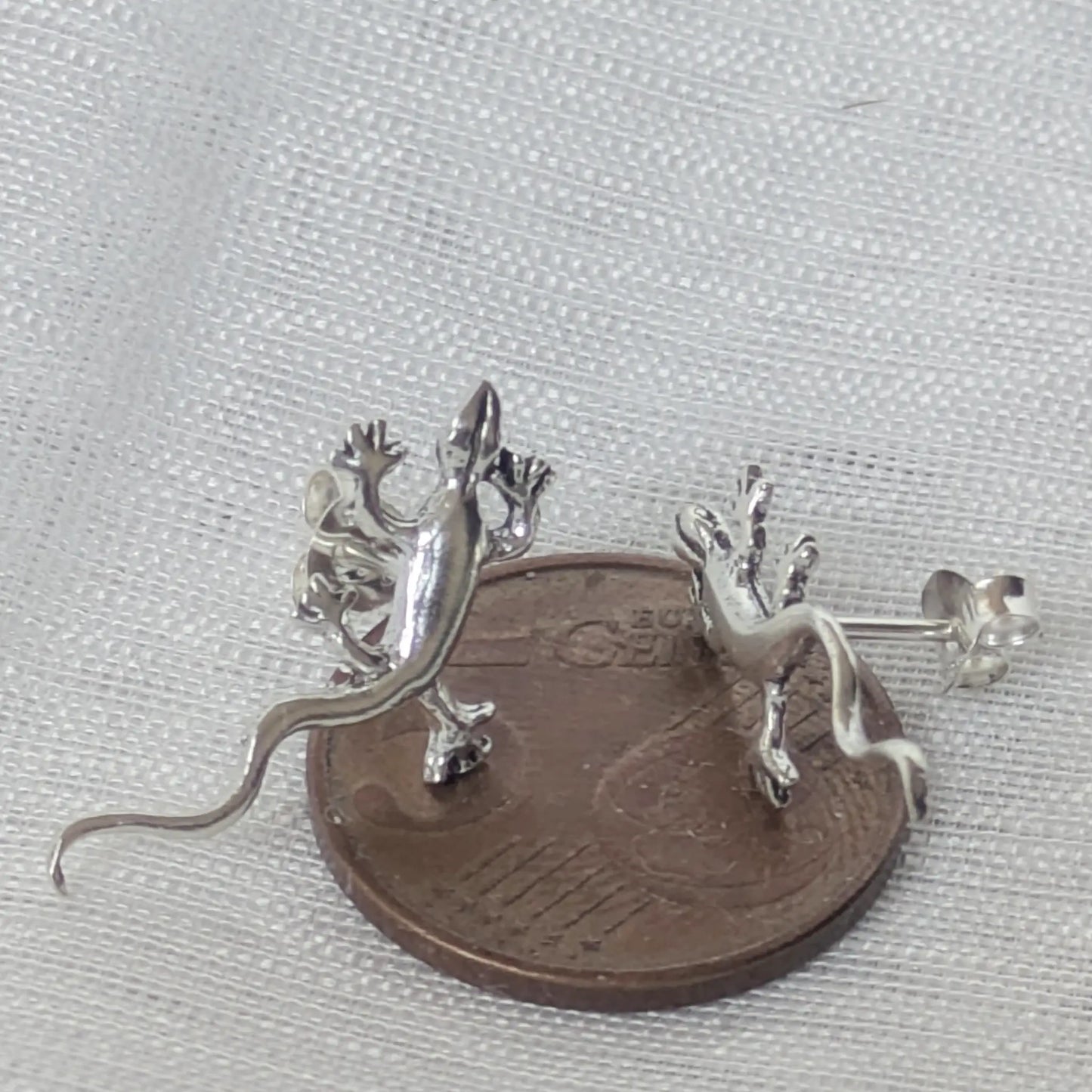 Größenvergleich des Gecko Eidechse Ohrsteckers auf einer 5-Cent-Münze.