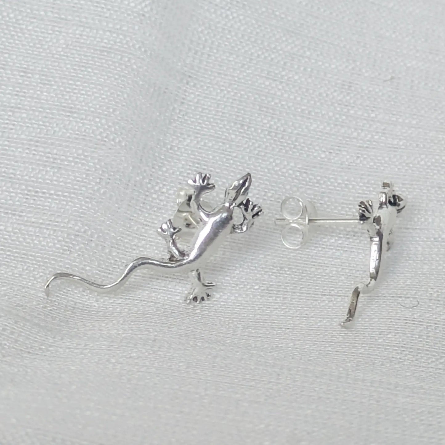 Seitenprofil des Gecko Ohrsteckers zur Darstellung der Höhe und der Beine.
