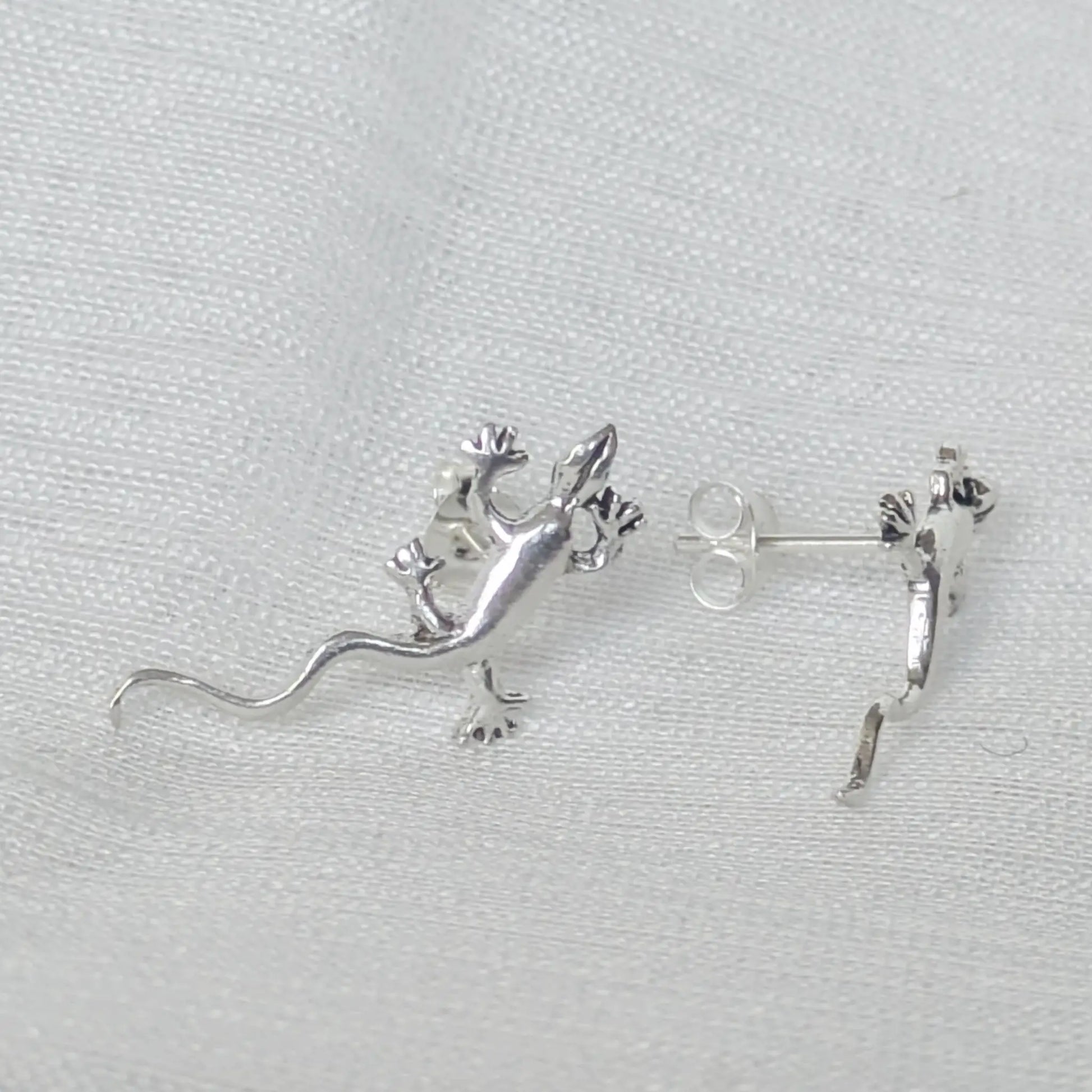 Seitenprofil des Gecko Ohrsteckers zur Darstellung der Höhe und der Beine.