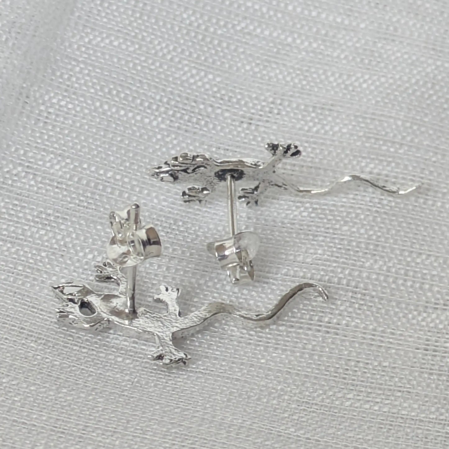 Rückseite des Eidechsen Ohrsteckers aus 925 Silber mit Steckverschluss (Stift).