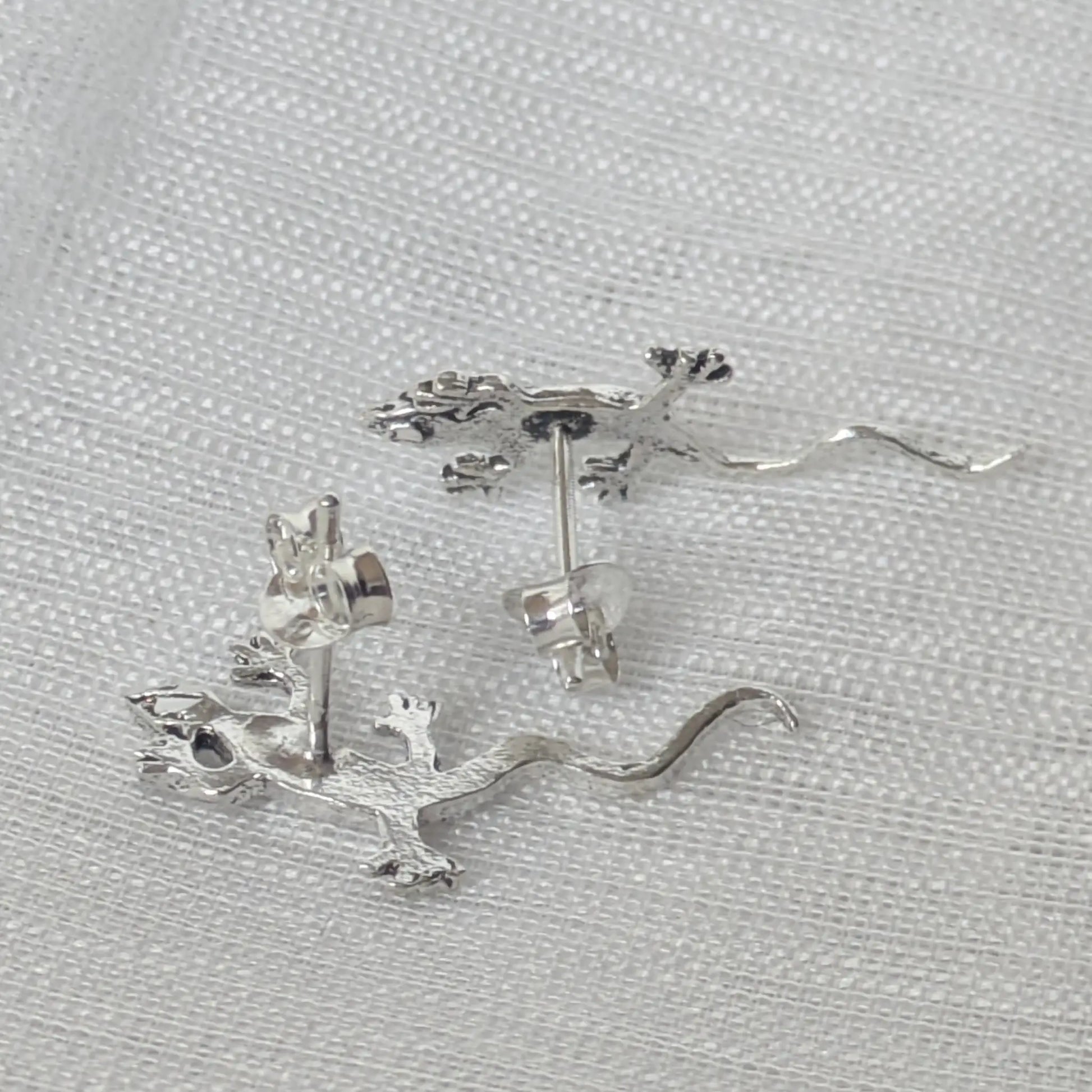 Rückseite des Eidechsen Ohrsteckers aus 925 Silber mit Steckverschluss (Stift).