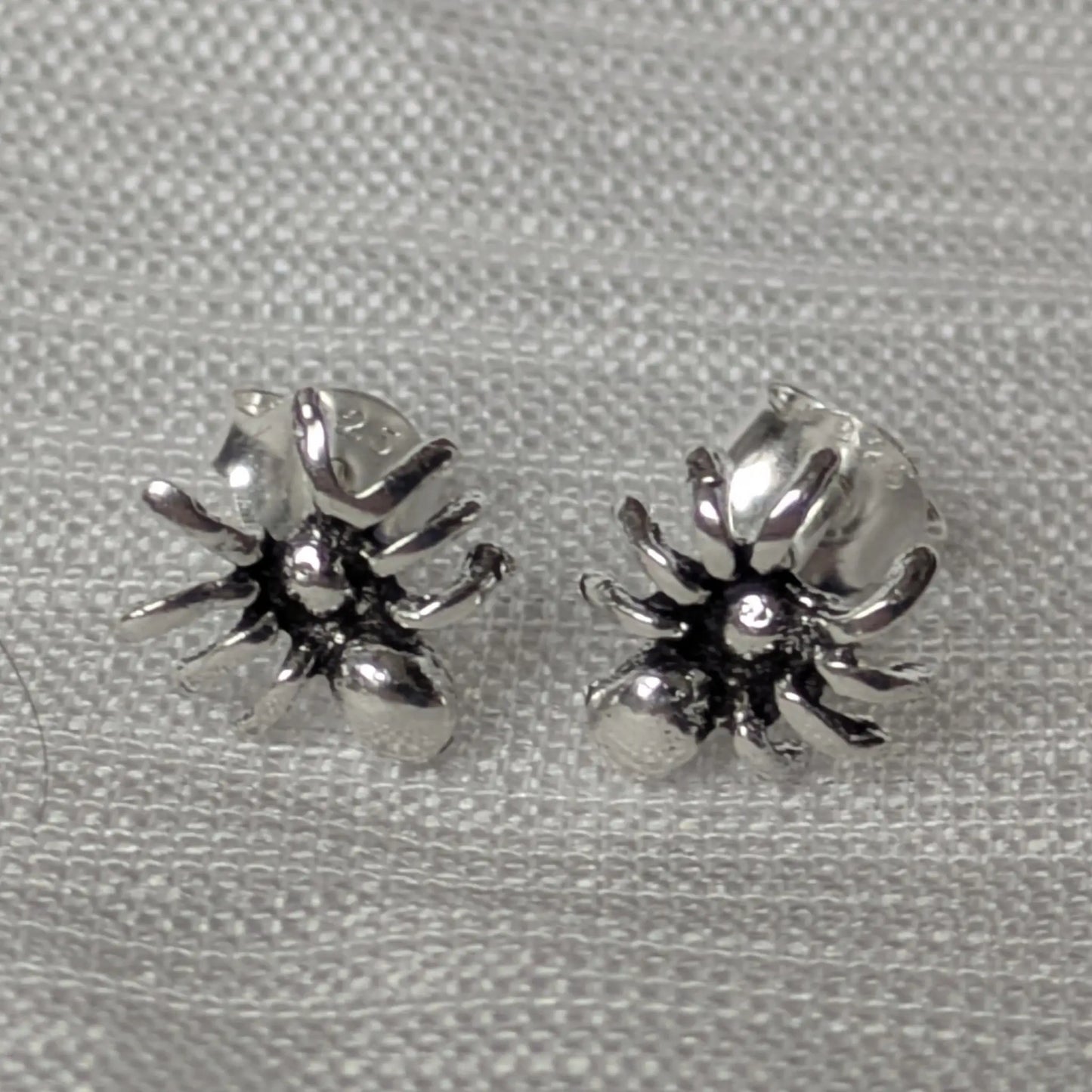 Frontale Ansicht des Paares Spinnen-Ohrringe aus echtem Sterling Silber.