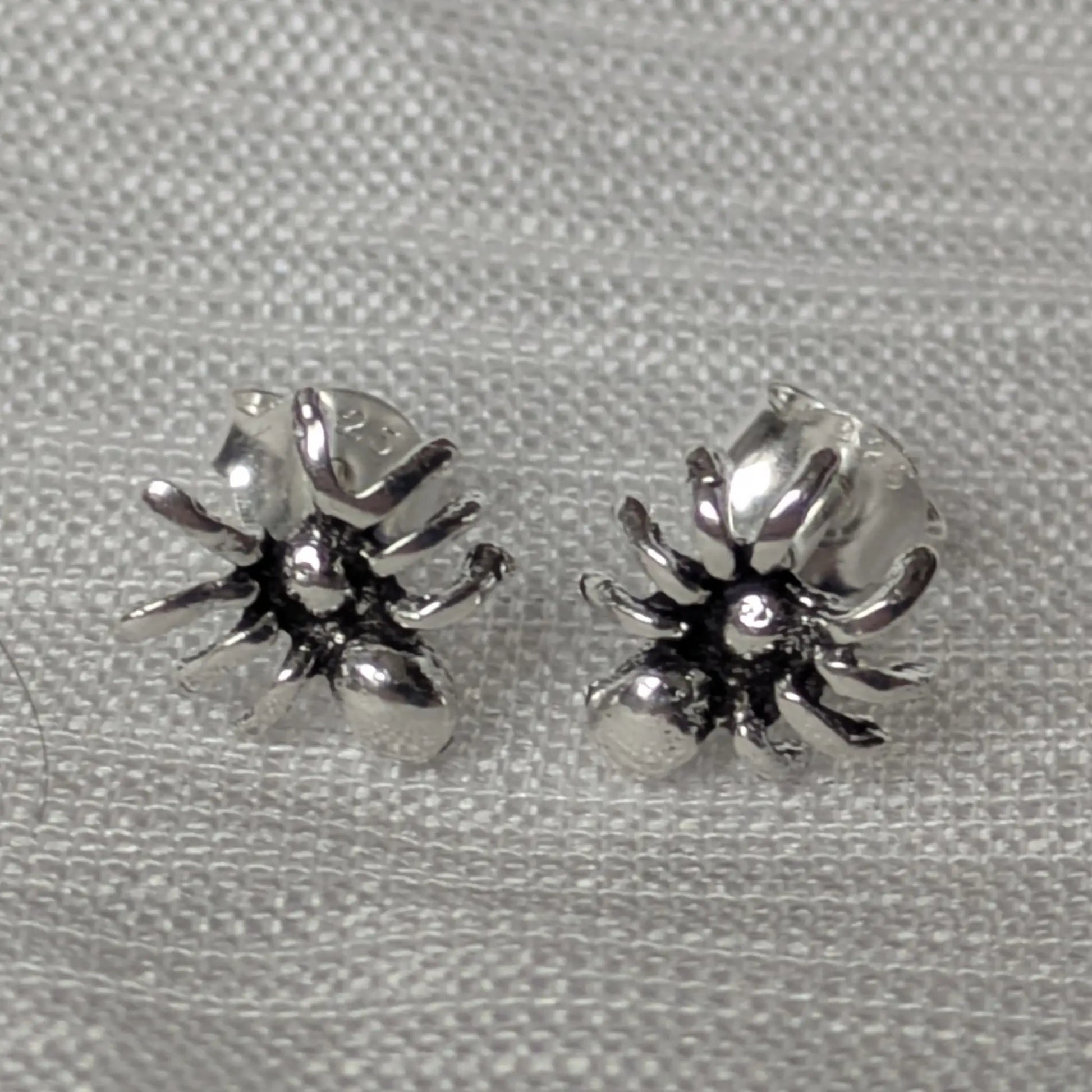 Frontale Ansicht des Paares Spinnen-Ohrringe aus echtem Sterling Silber.