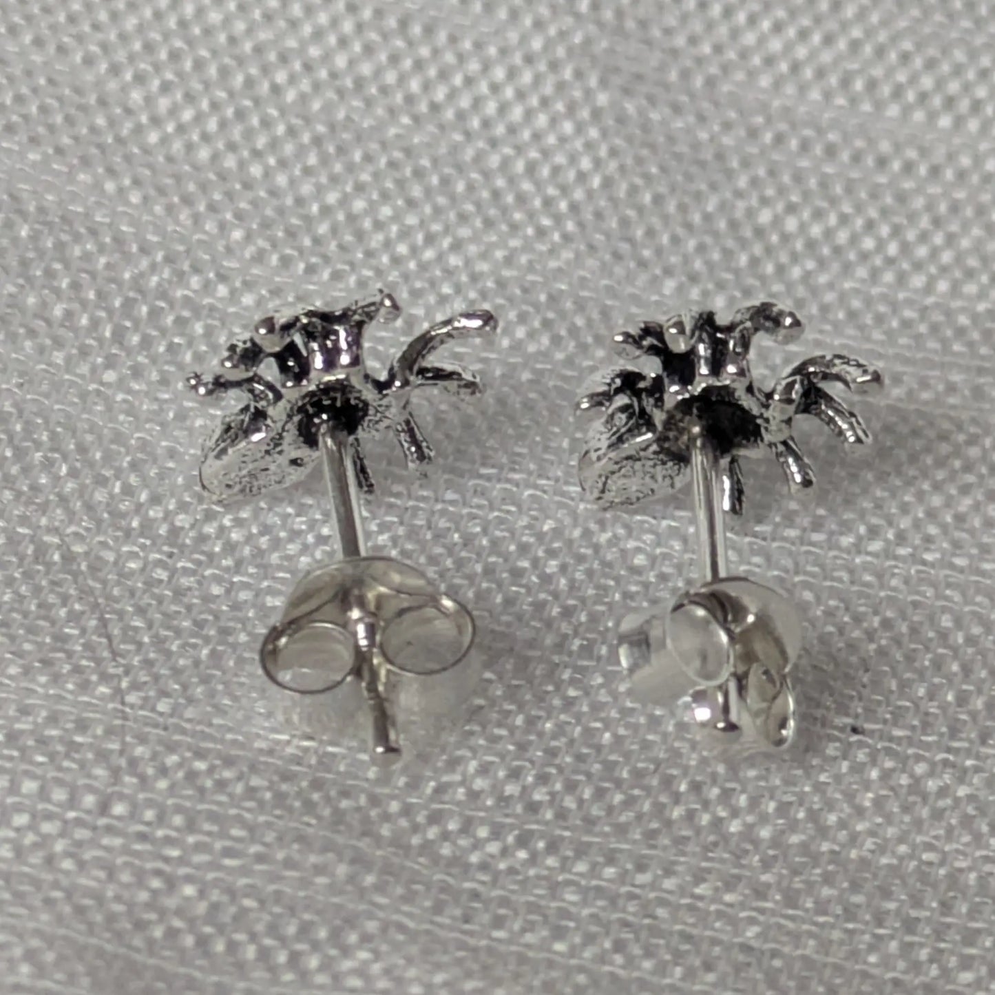 Rückseite der Spinnen-Ohrringe mit Fokus auf den 925-Silberstempel und den stabilen Steckverschluss.