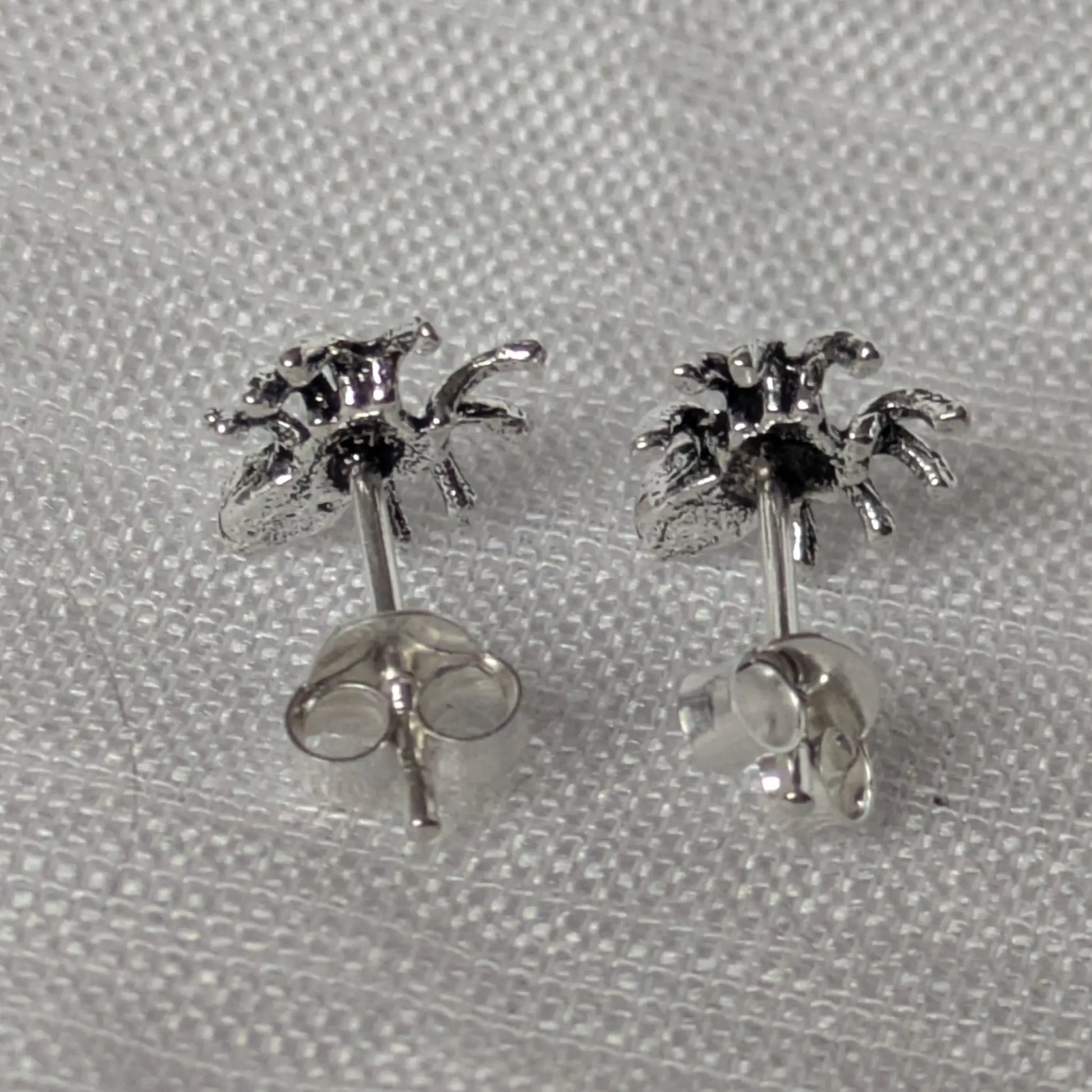 Rückseite der Spinnen-Ohrringe mit Fokus auf den 925-Silberstempel und den stabilen Steckverschluss.