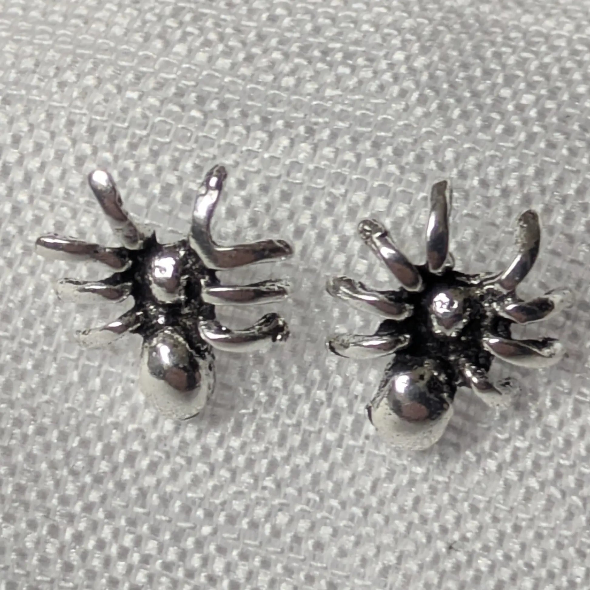 Detaillierte Nahansicht der filigranen Spinnen-Beine der 925 Silber Ohrstecker.