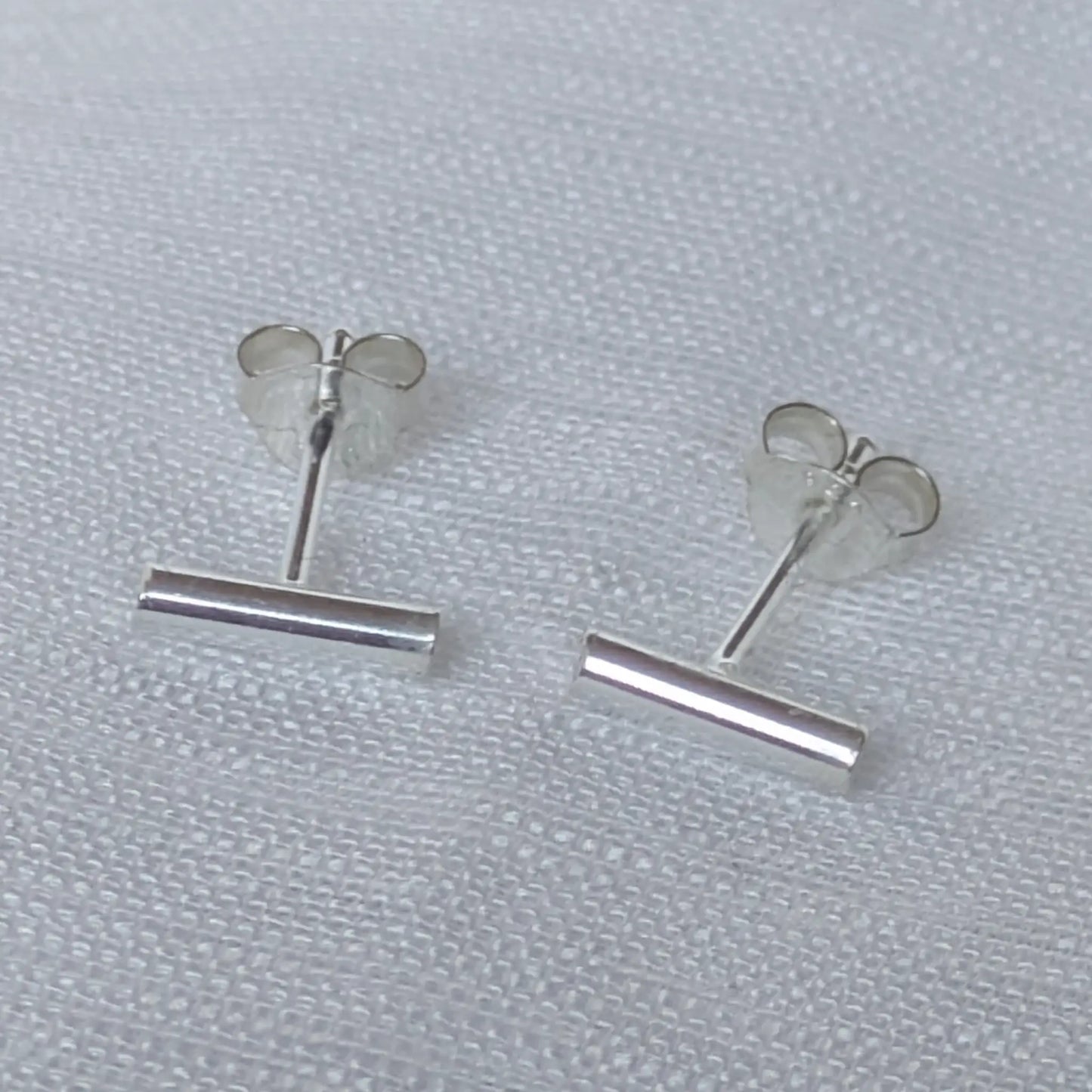 Frontale Ansicht der minimalistischen Balken-Ohrringe aus echtem Silber.