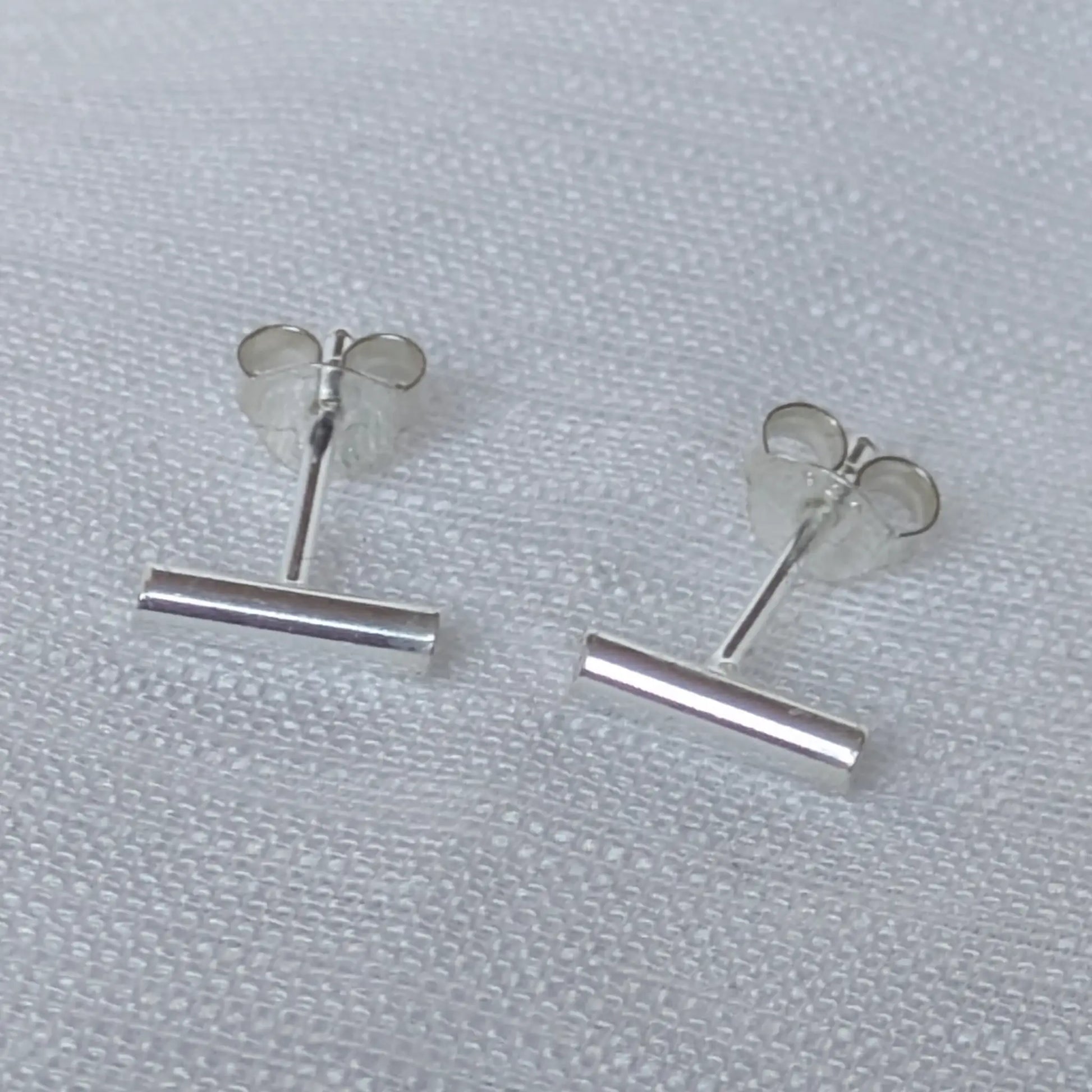 Frontale Ansicht der minimalistischen Balken-Ohrringe aus echtem Silber.