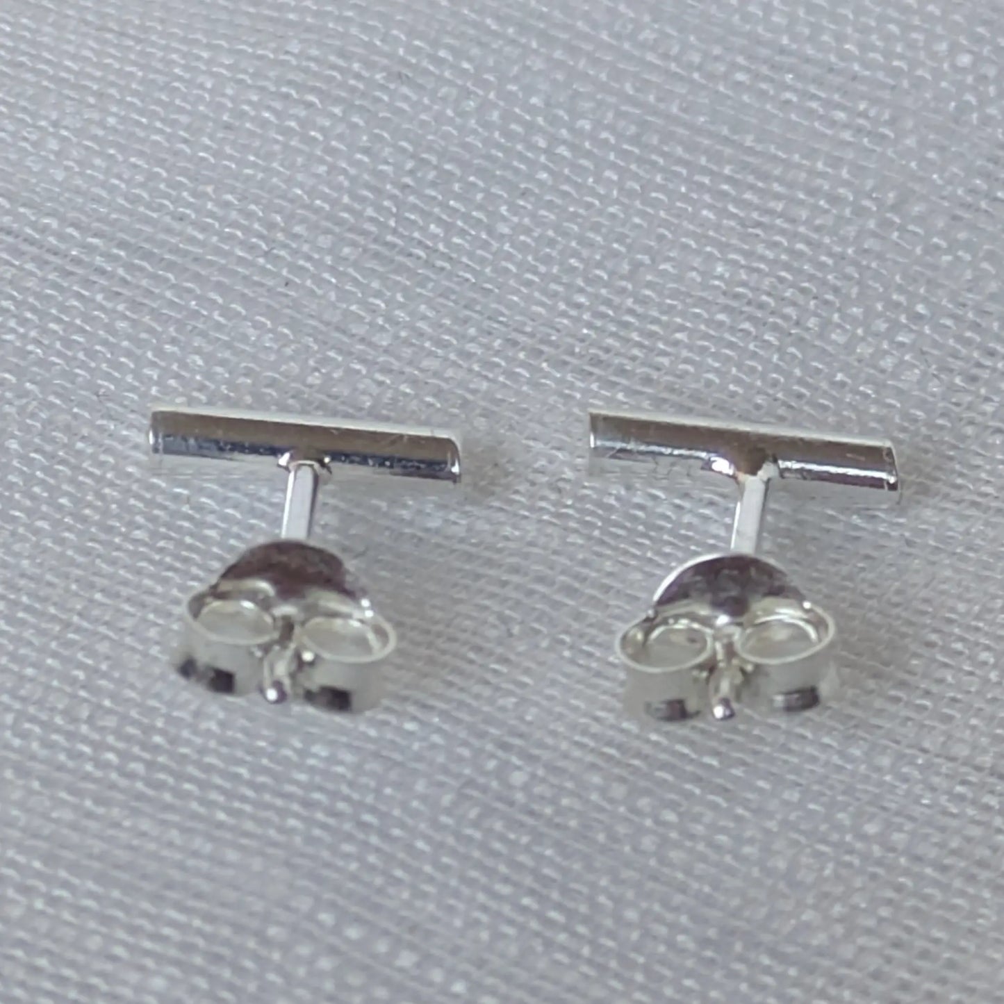 Rückseite der Silber-Ohrstecker mit Fokus auf die hochwertigen 925er Steckverschlüsse.