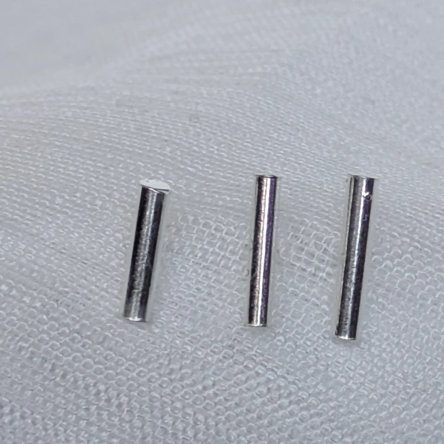 Detailansicht der polierten 925 Silber Stab-Ohrstecker in Zylinderform 8mm, 10mm und 12mm.