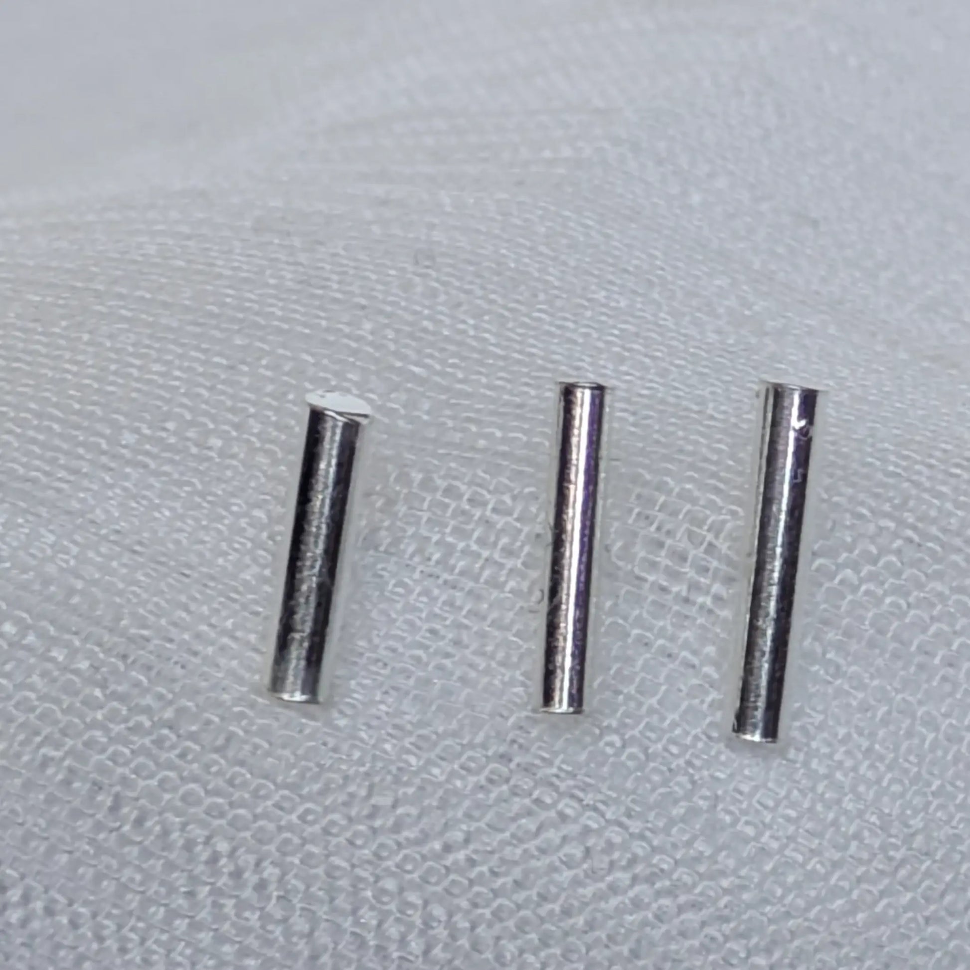 Detailansicht der polierten 925 Silber Stab-Ohrstecker in Zylinderform 8mm, 10mm und 12mm.