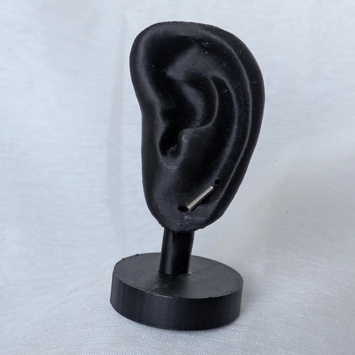 Moderne Stab-Ohrringe 10mm präsentiert an einem schwarzen Schmuck-Display zur Veranschaulichung der Proportionen