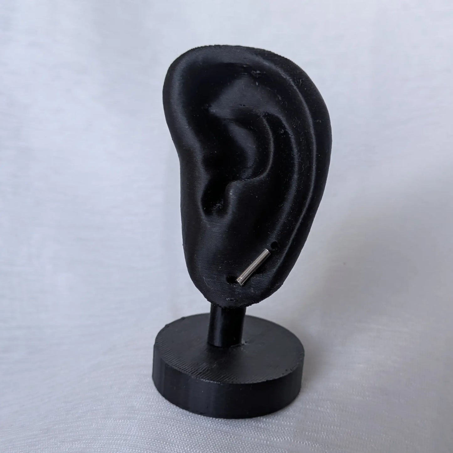 Moderne Stab-Ohrringe 12mm präsentiert an einem schwarzen Schmuck-Display zur Veranschaulichung der Proportionen