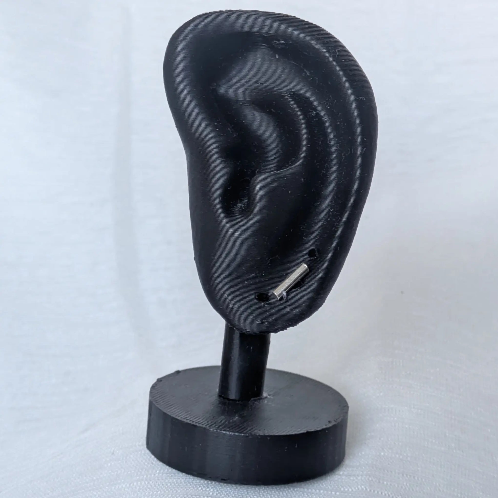 Moderne Stab-Ohrringe 8mm präsentiert an einem schwarzen Schmuck-Display zur Veranschaulichung der Proportionen
