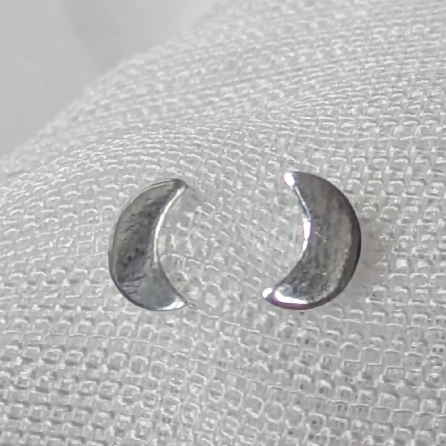 Frontalansicht der minimalistischen Mondsichel-Ohrringe in Sterling Silber.