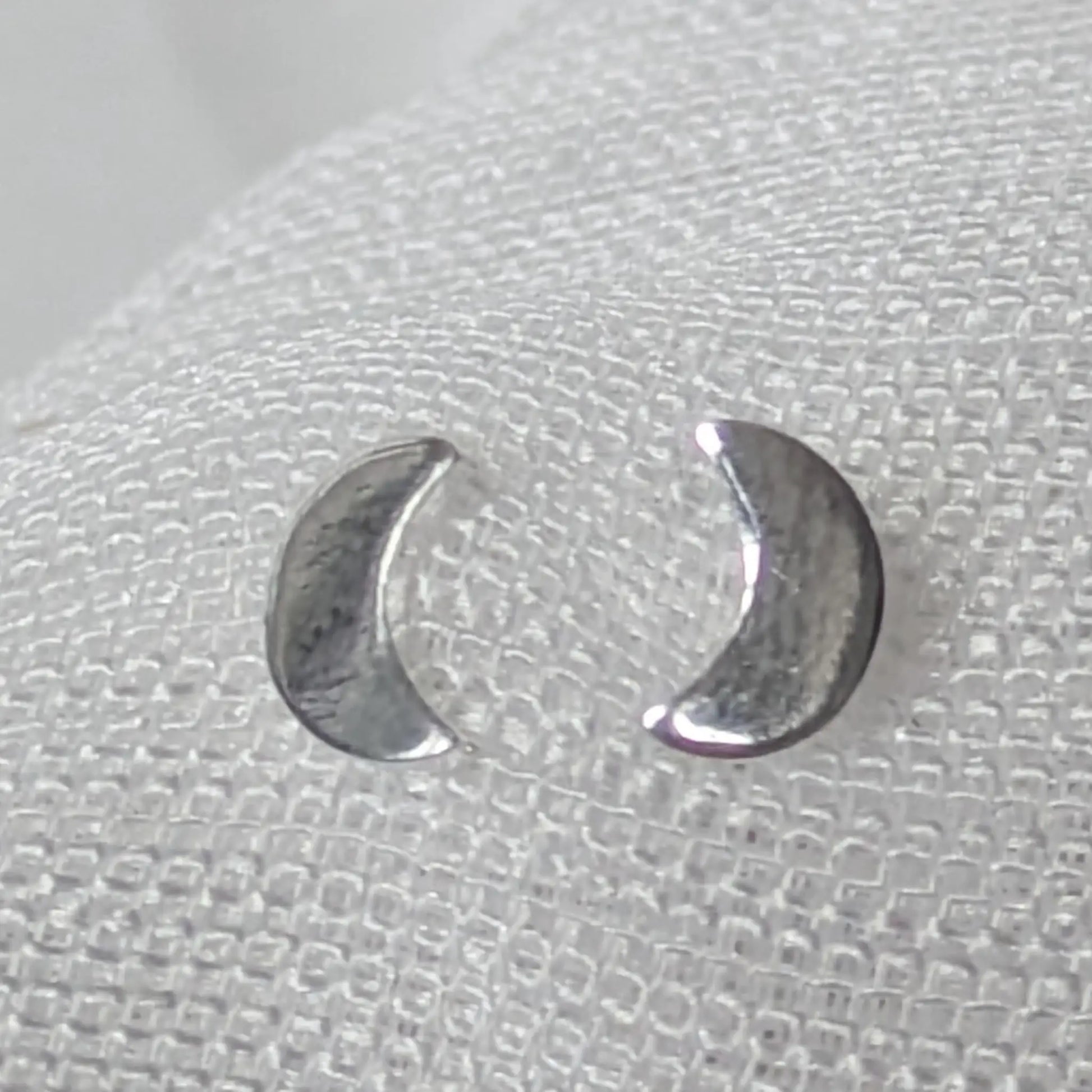 Frontalansicht der minimalistischen Mondsichel-Ohrringe in Sterling Silber.