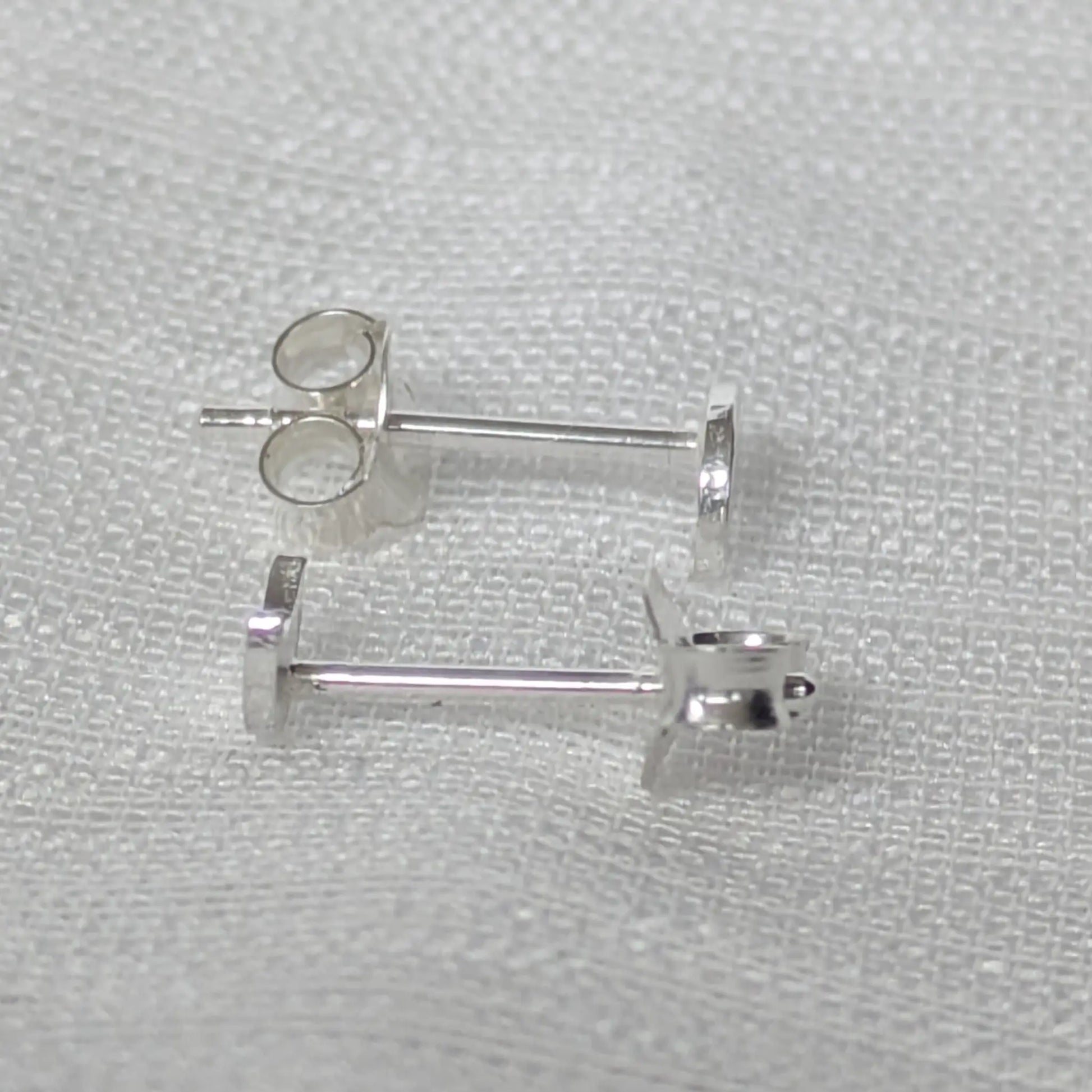 Seitenprofil der flachen Mond-Ohrstecker zur Darstellung der Materialstärke.