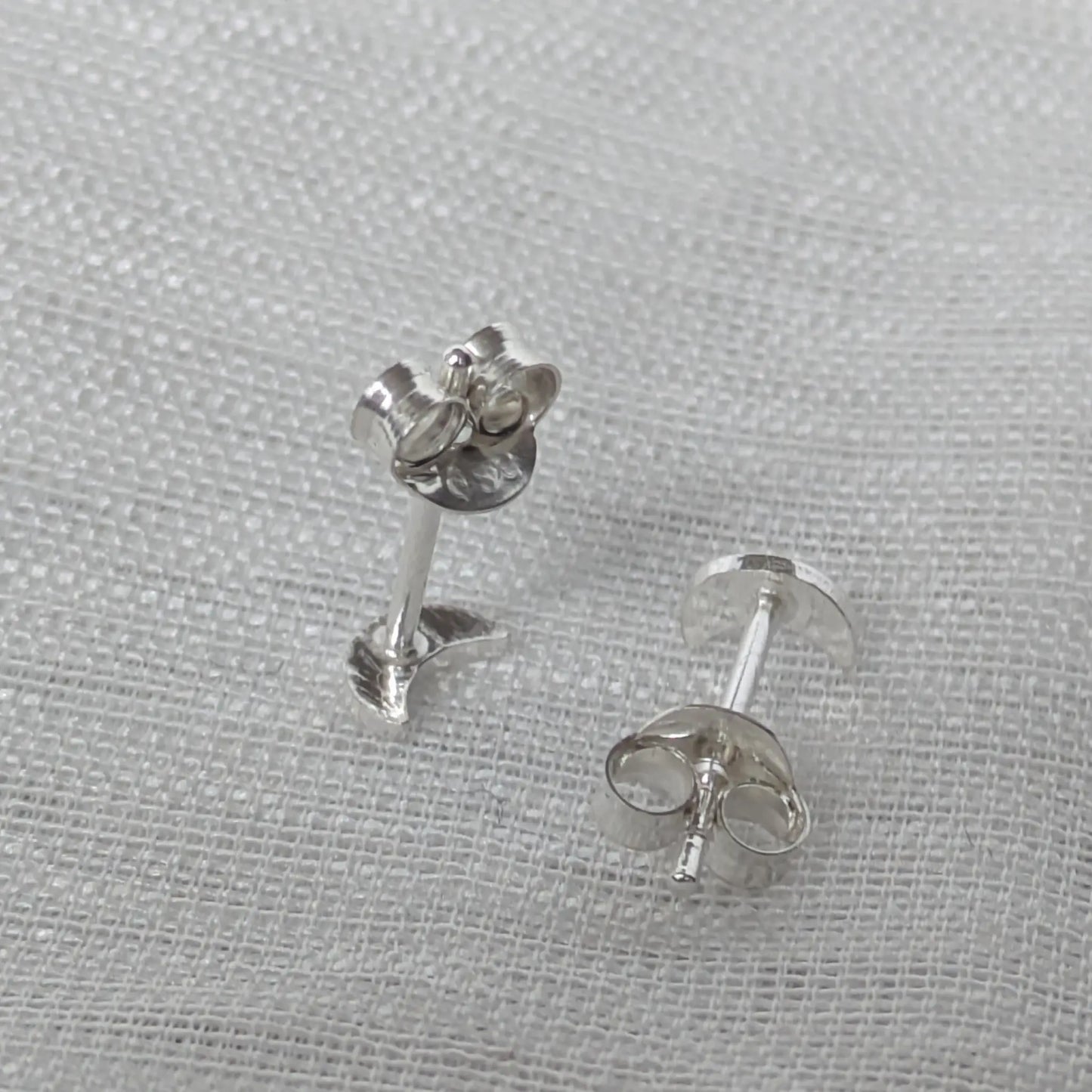 Rückseite der 925 Silber-Ohrstecker mit sicherem Steckverschluss.