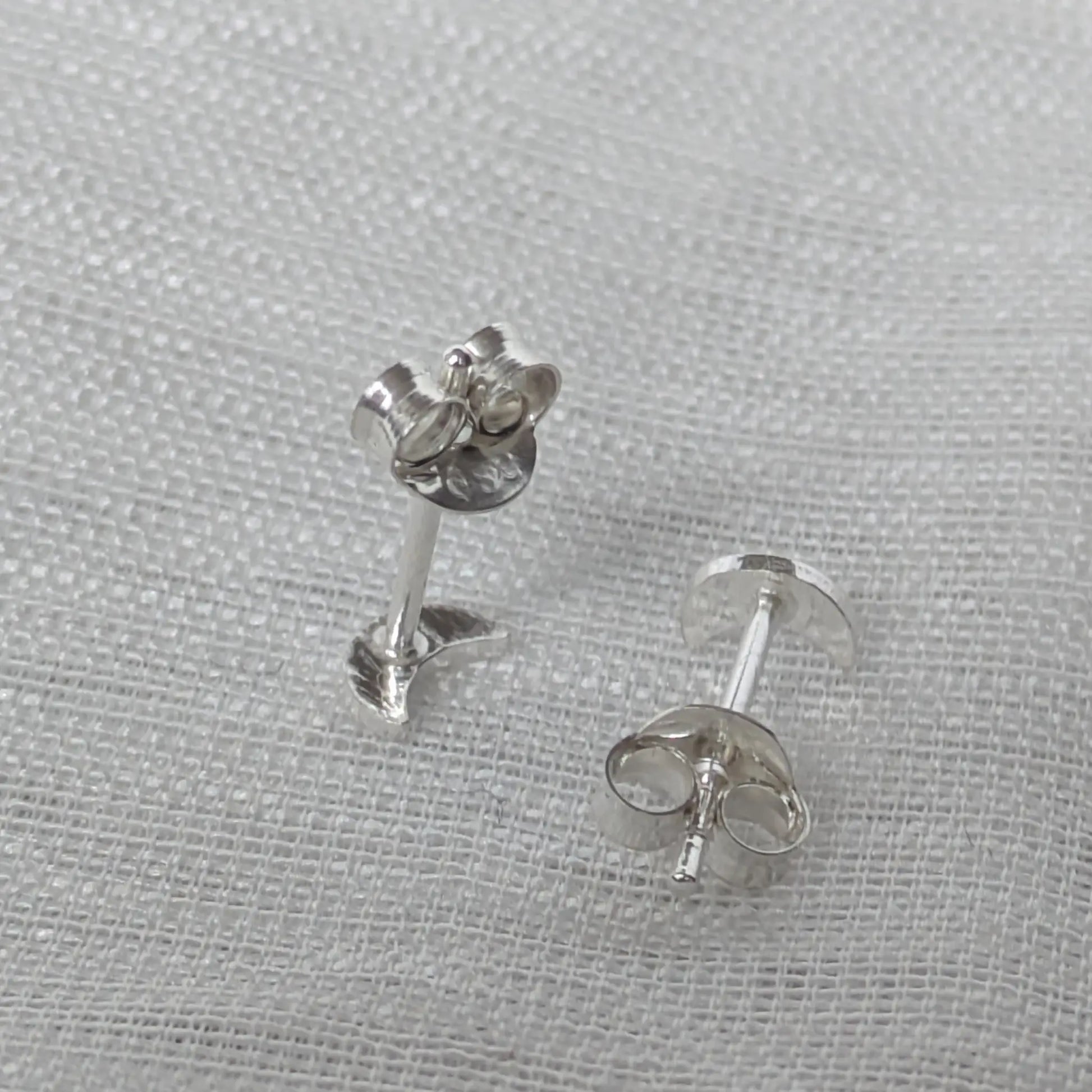 Rückseite der 925 Silber-Ohrstecker mit sicherem Steckverschluss.