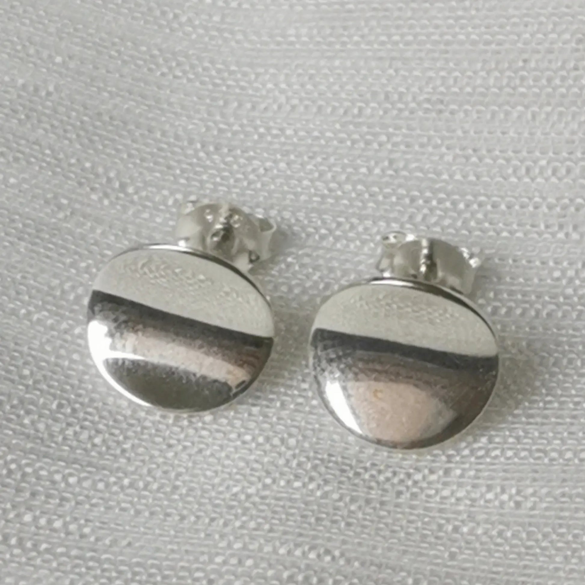 Frontalansicht der minimalistischen Plättchen-Ohrringe aus echtem Sterling Silber.