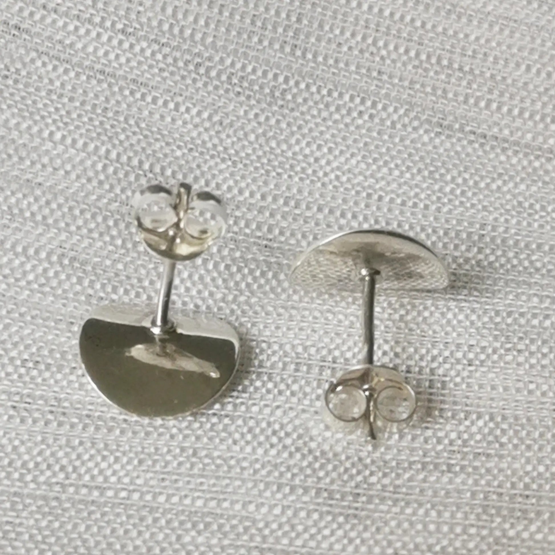 Rückseite der runden Silberohrringe mit Fokus auf den 925-Stempel und den Steckverschluss.