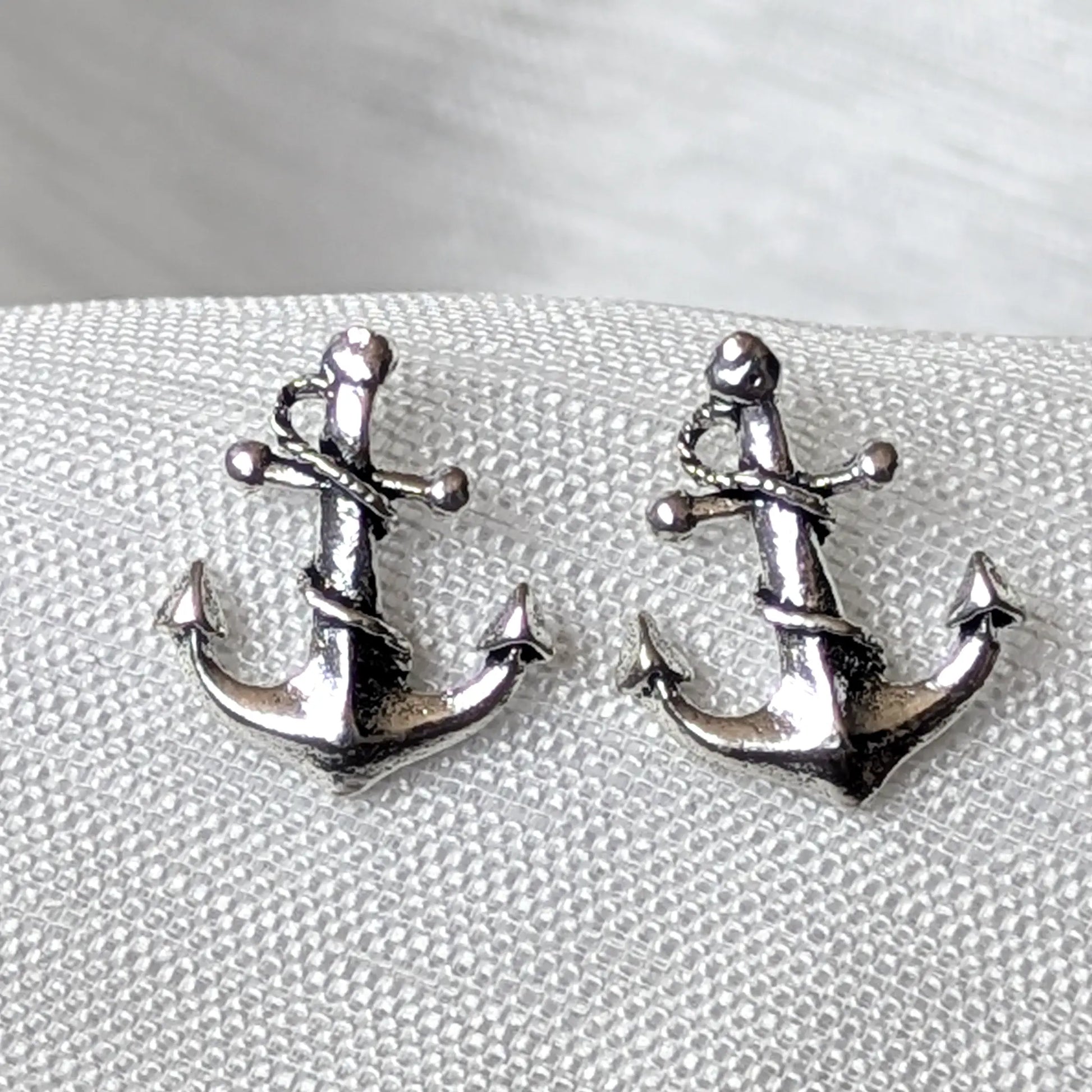 Detailaufnahme Anker Ohrstecker aus 925 Sterling Silber mit fein ausgearbeitetem Tau