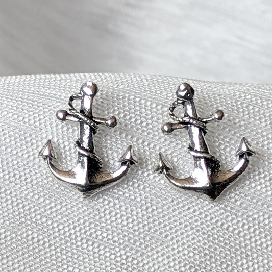 Detailaufnahme Anker Ohrstecker aus 925 Sterling Silber mit fein ausgearbeitetem Tau