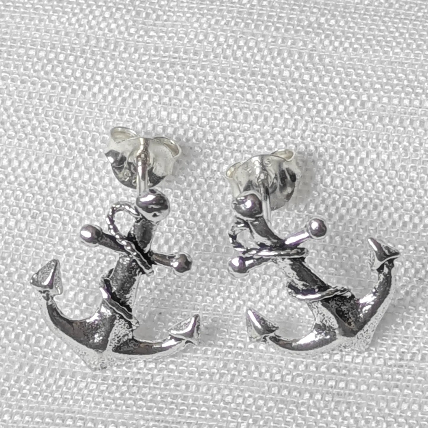 Frontalansicht Paar maritime Anker Ohrstecker 925 Silber mit Seil-Muster