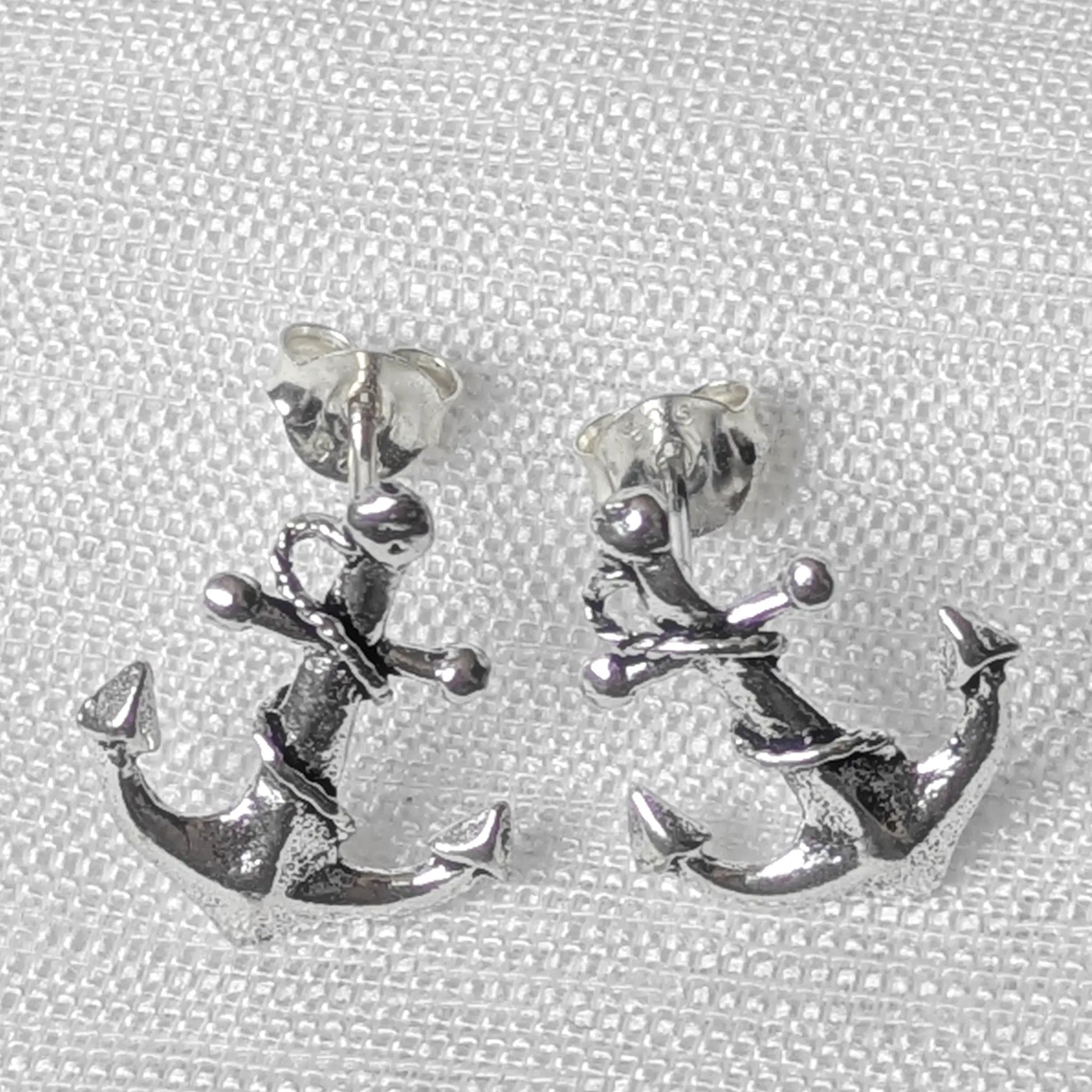 Frontalansicht Paar maritime Anker Ohrstecker 925 Silber mit Seil-Muster